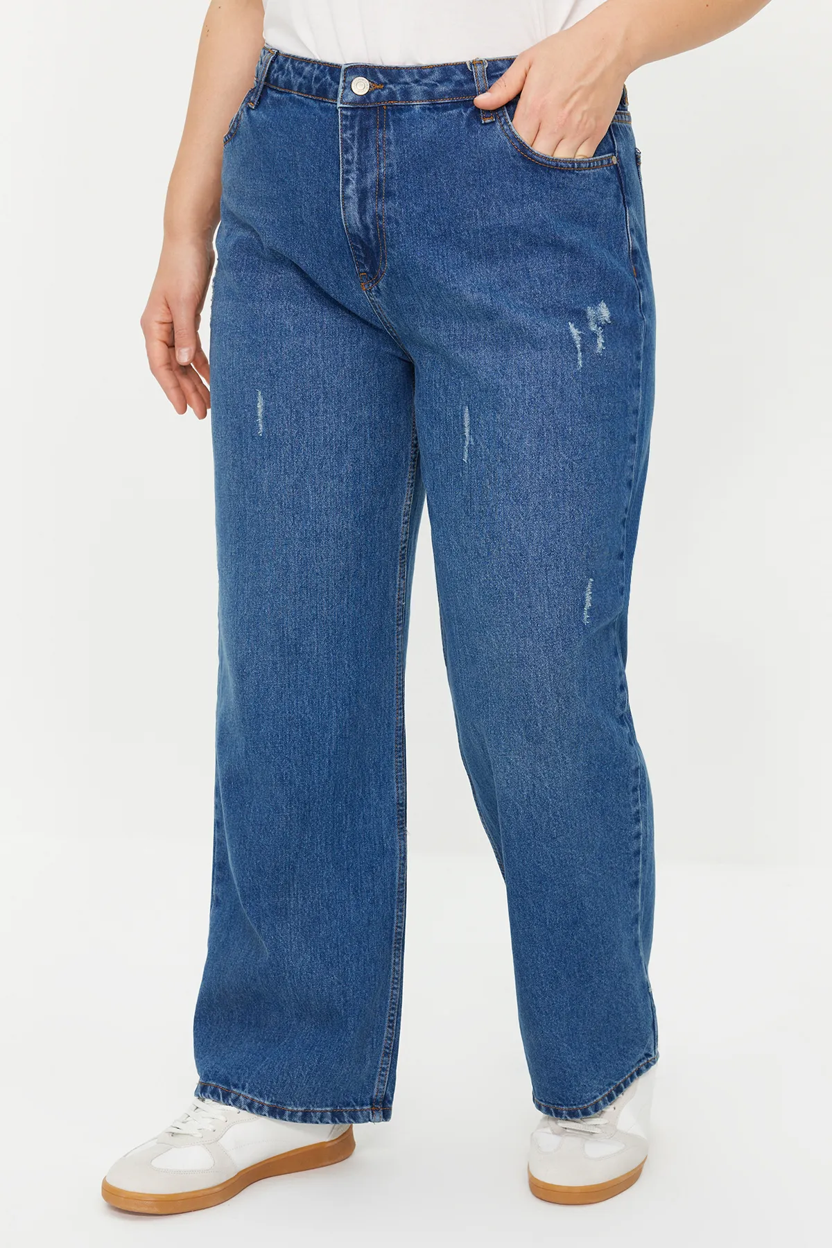 Trendyol Curve  Hellblaue, weit geschnittene Jeans mit hoher Taille TBBAW24CJ00069