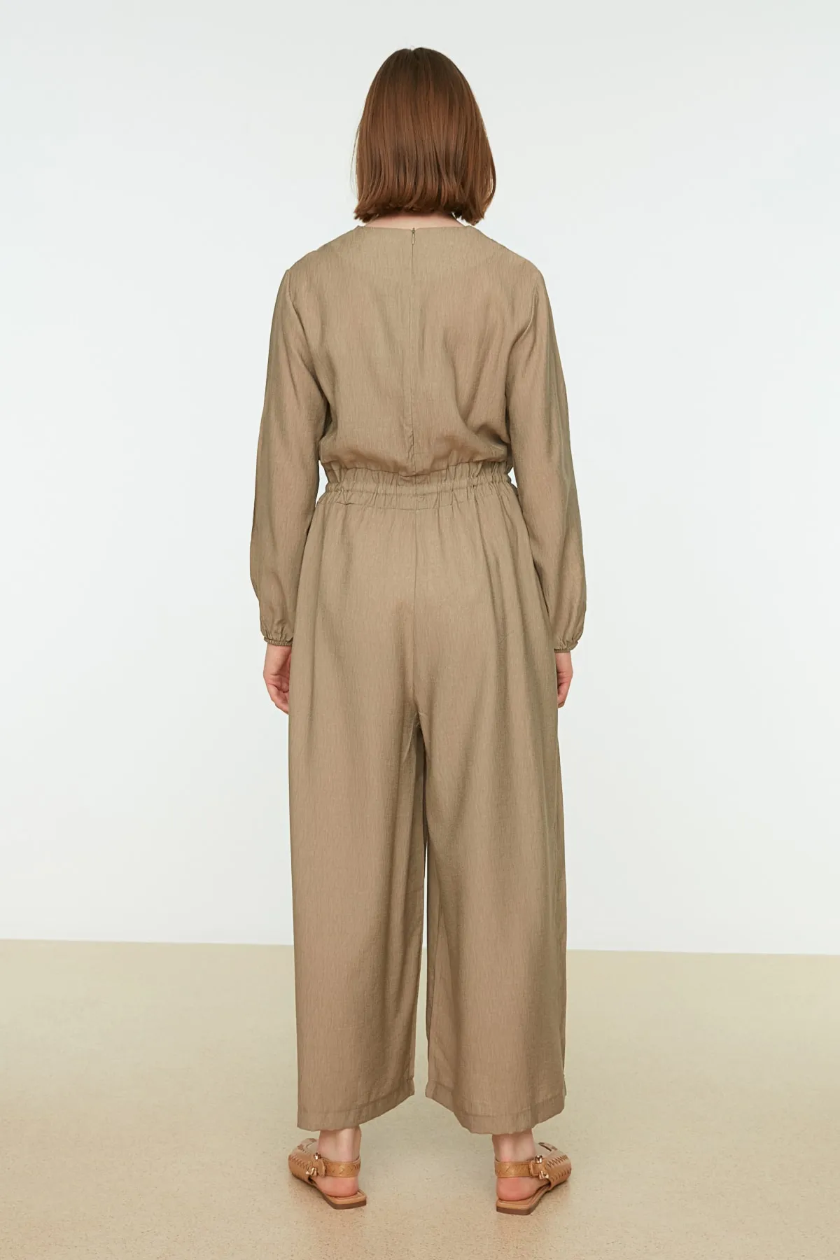 Trendyol Modest  Nerzfarbener Overall mit Rundhalsausschnitt, elastischer Taille, entspanntem Schnitt und weitem Bein TCTSS21TU0206