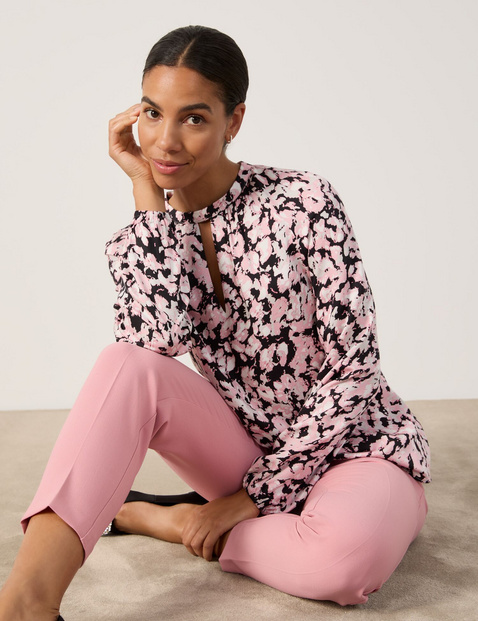 Bluse mit Ausschnittschlitzen