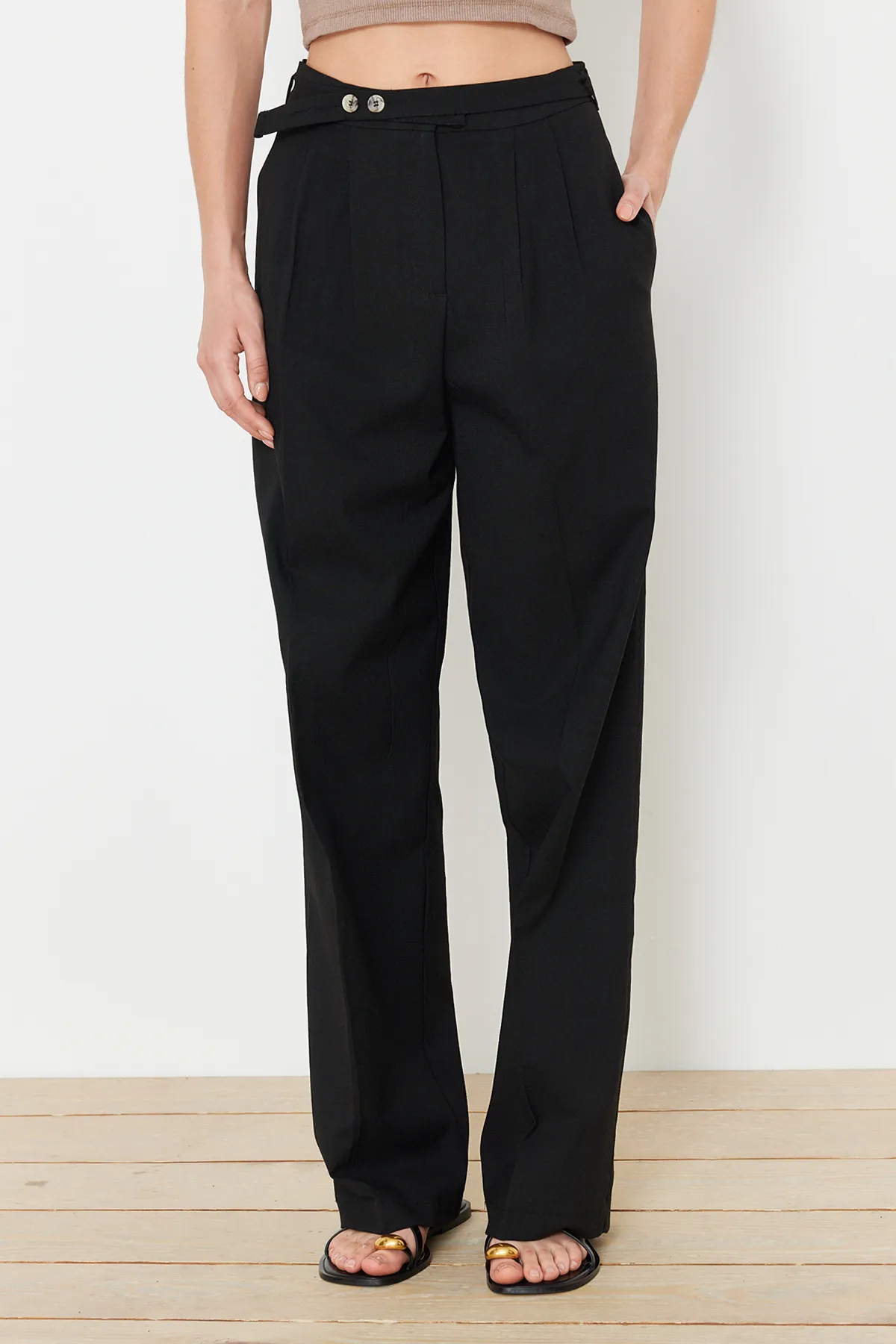 Trendyol Collection  Schwarze gerade/gerade geschnittene Hose mit Gürteldetail TWOSS24PL00023