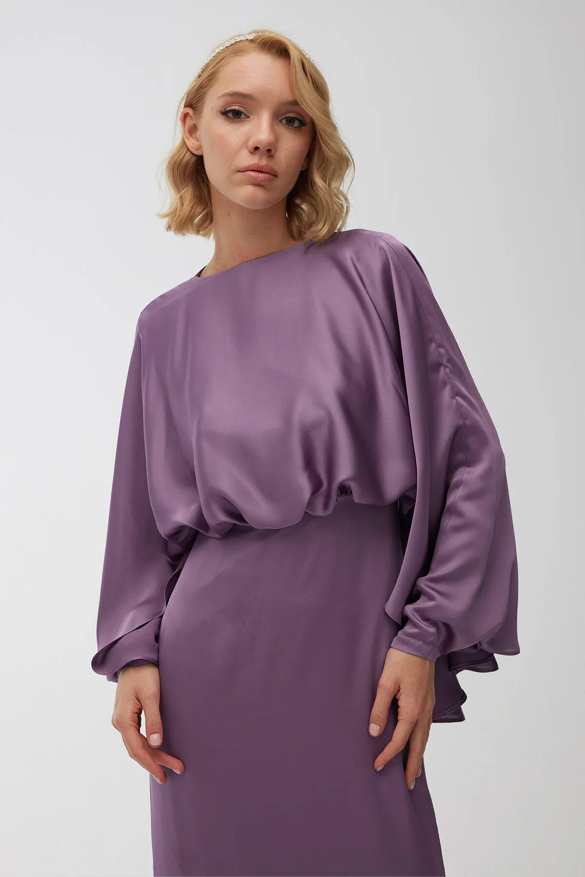 Manuka  Cape-Abendkleid aus Seidensatin in Lavendel