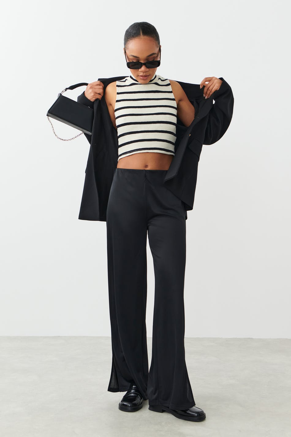 Wide slit trousers
