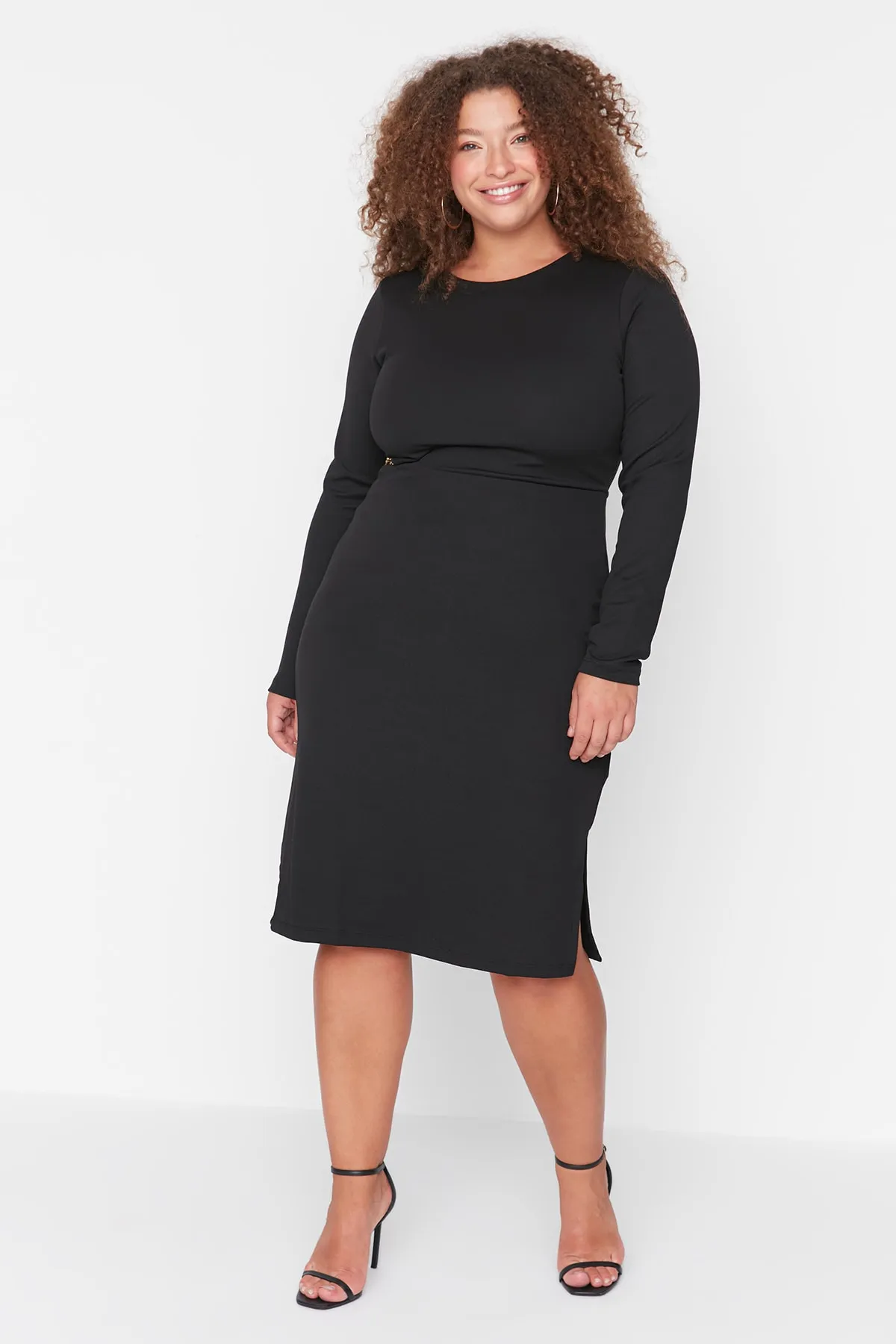 Trendyol Curve  Schwarzes Strickkleid mit Gürtelkette und detailliertem Rundhalsausschnitt mit Ausschnitten TBBAW23AH00123