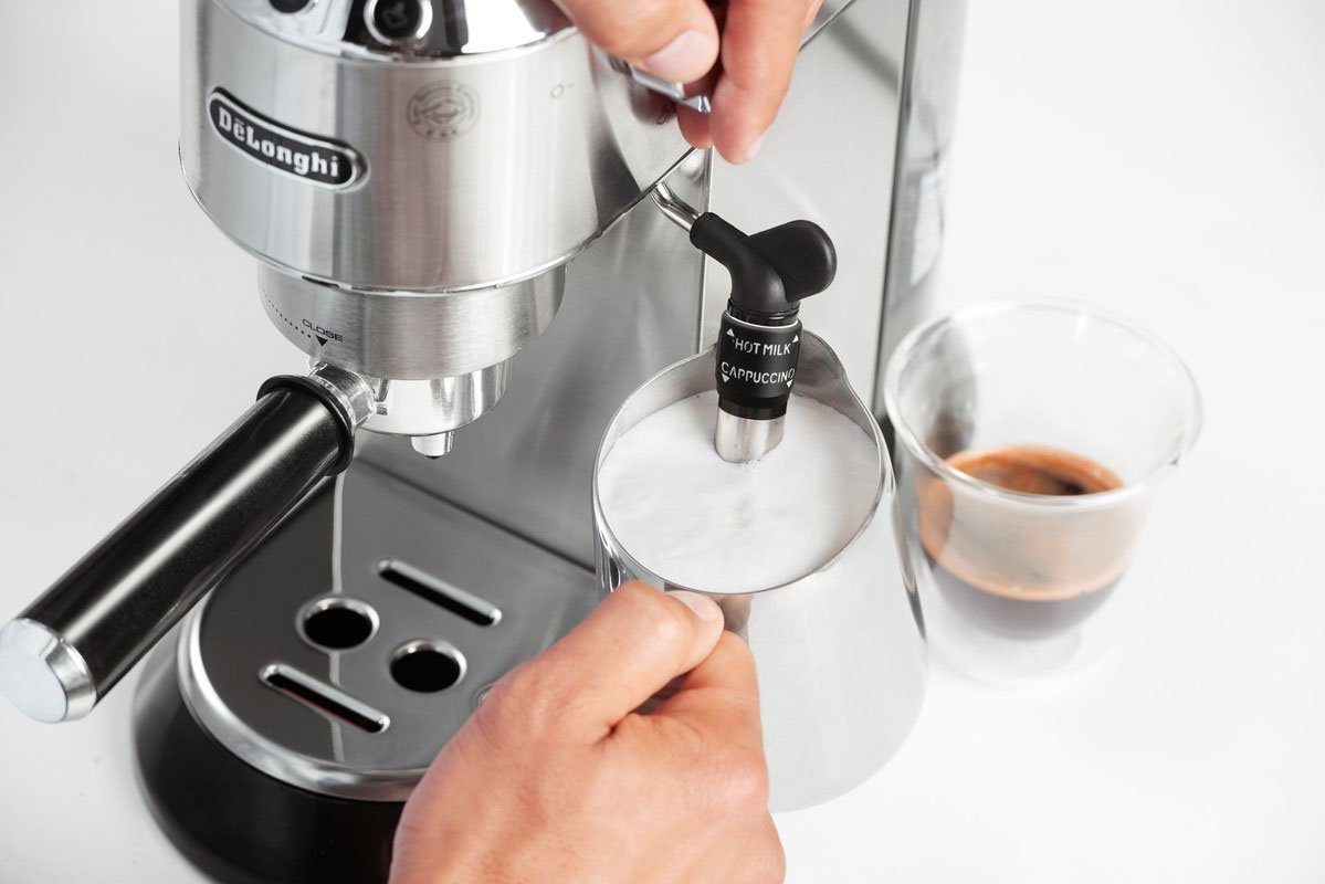 De'Longhi Siebträgermaschine ECKG6821.M, inkl. Kaffeemühle, Tamper, Abschlagbox+ Kännchen