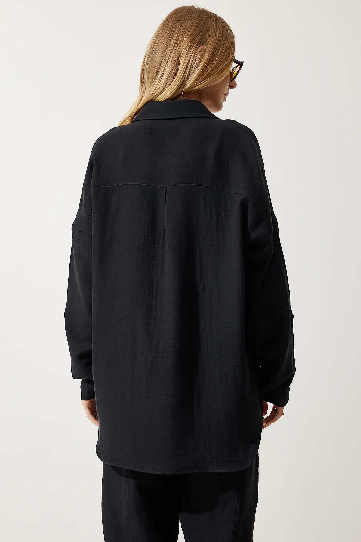 Happiness İstanbul  Schwarzes Oversize-Set aus Musselin-Hemd und -Hose für Damen TO00128