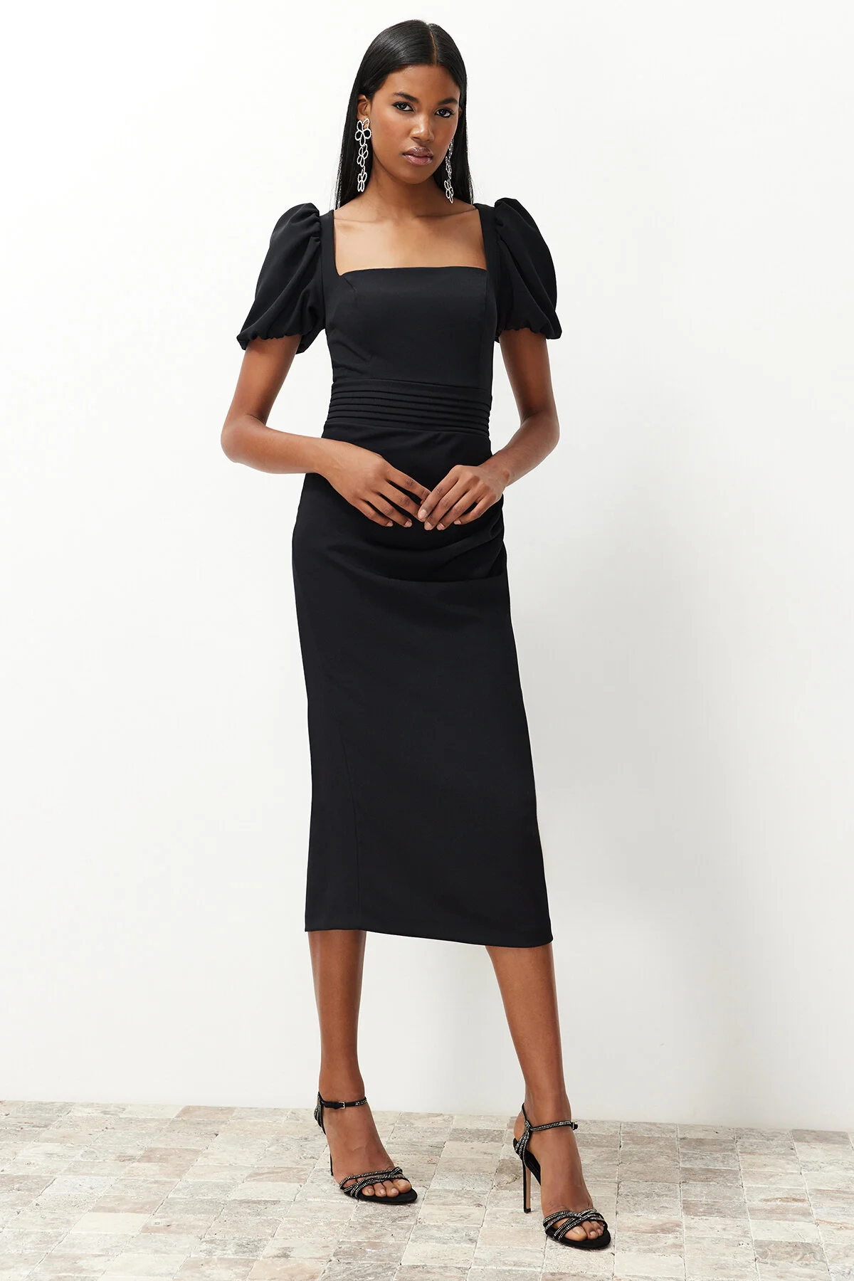 Trendyol Collection  Schwarzes, körperbetontes Webkleid mit Taillendetails TPRSS24EL00158