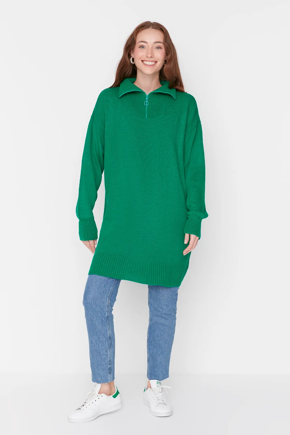 Trendyol Modest  Grüner Strickpullover mit Stehkragen und Reißverschluss TCTAW23KZ00111