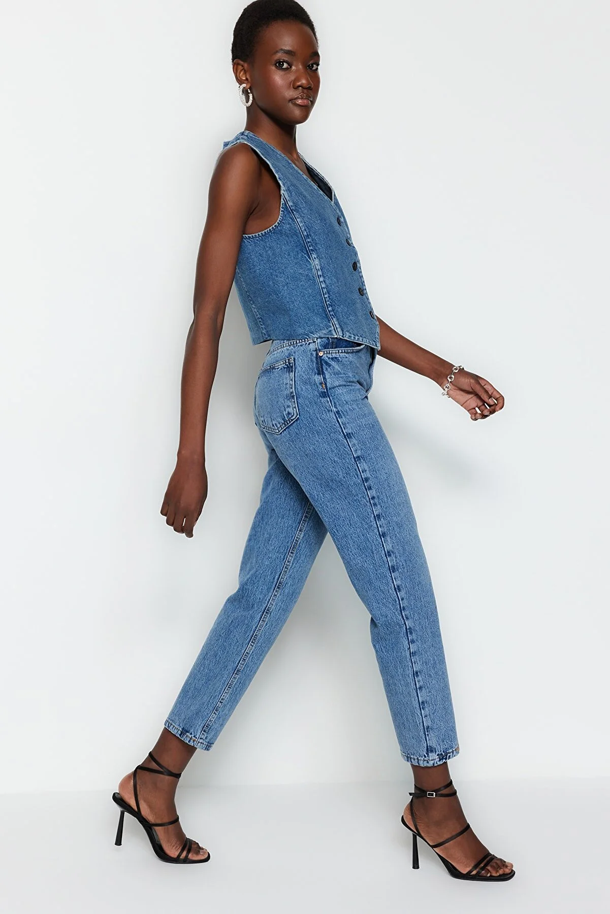 Trendyol Collection  Blaue gerade Jeans mit hoher Taille TWOSS23JE00089