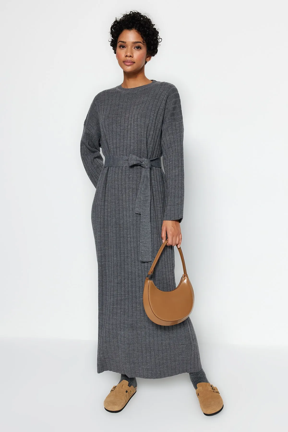 Trendyol Modest  Anthrazitfarbener, ungefütterter, schlichter Strick mit Gürtel TCTAW24EB00008