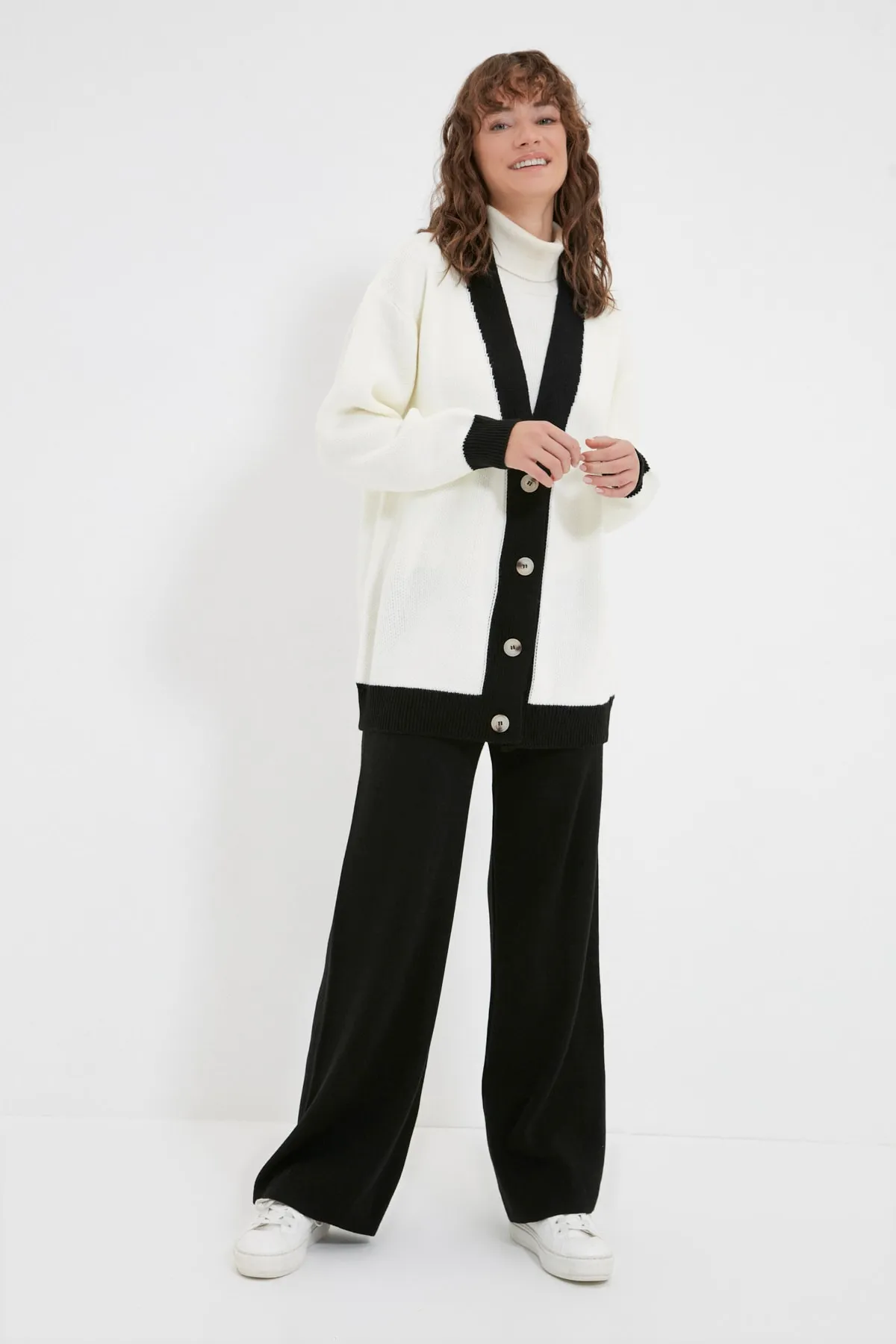 Trendyol Modest  Schwarzes Strickset mit Cardigan und Hose und Streifendetail TCTAW22AU0156