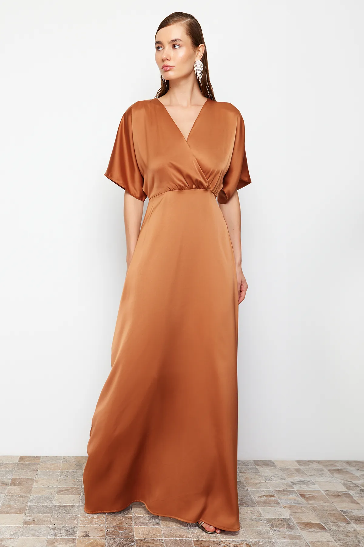 Trendyol Collection  Braunes Abendkleid mit Taillenöffnung/Skater-Webstoff, langes Nachtsatin TPRSS24AE00008