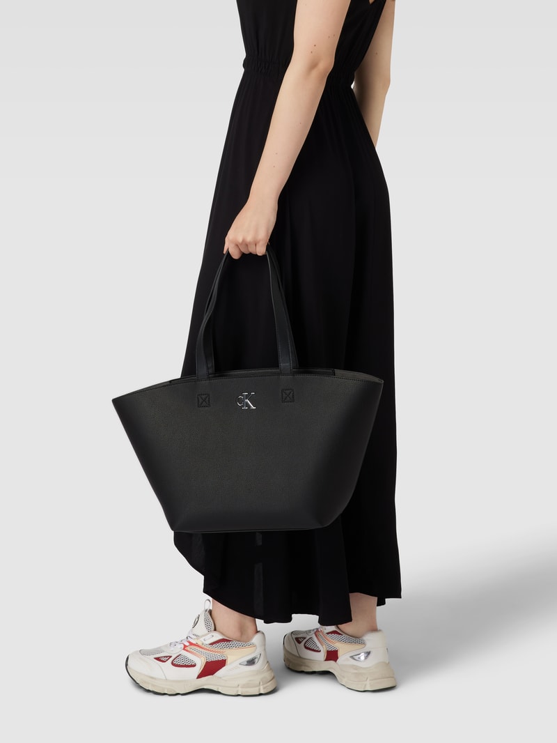 Shopper mit Label-Detail in black