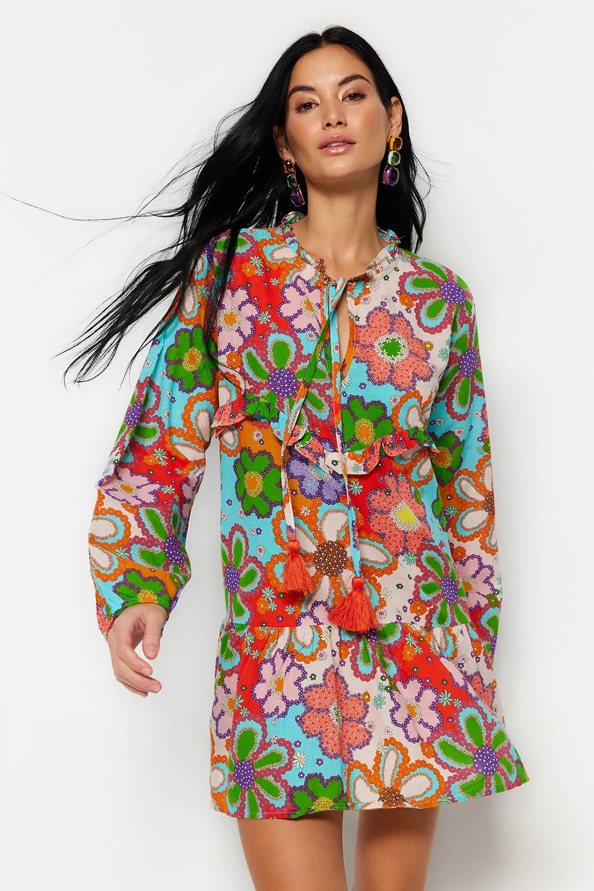 Trendyol Collection  Weit geschnittenes Mini-Strandkleid aus 100 % Baumwolle mit Blumenmuster und gewebten Quasten TBESS22EL0017
