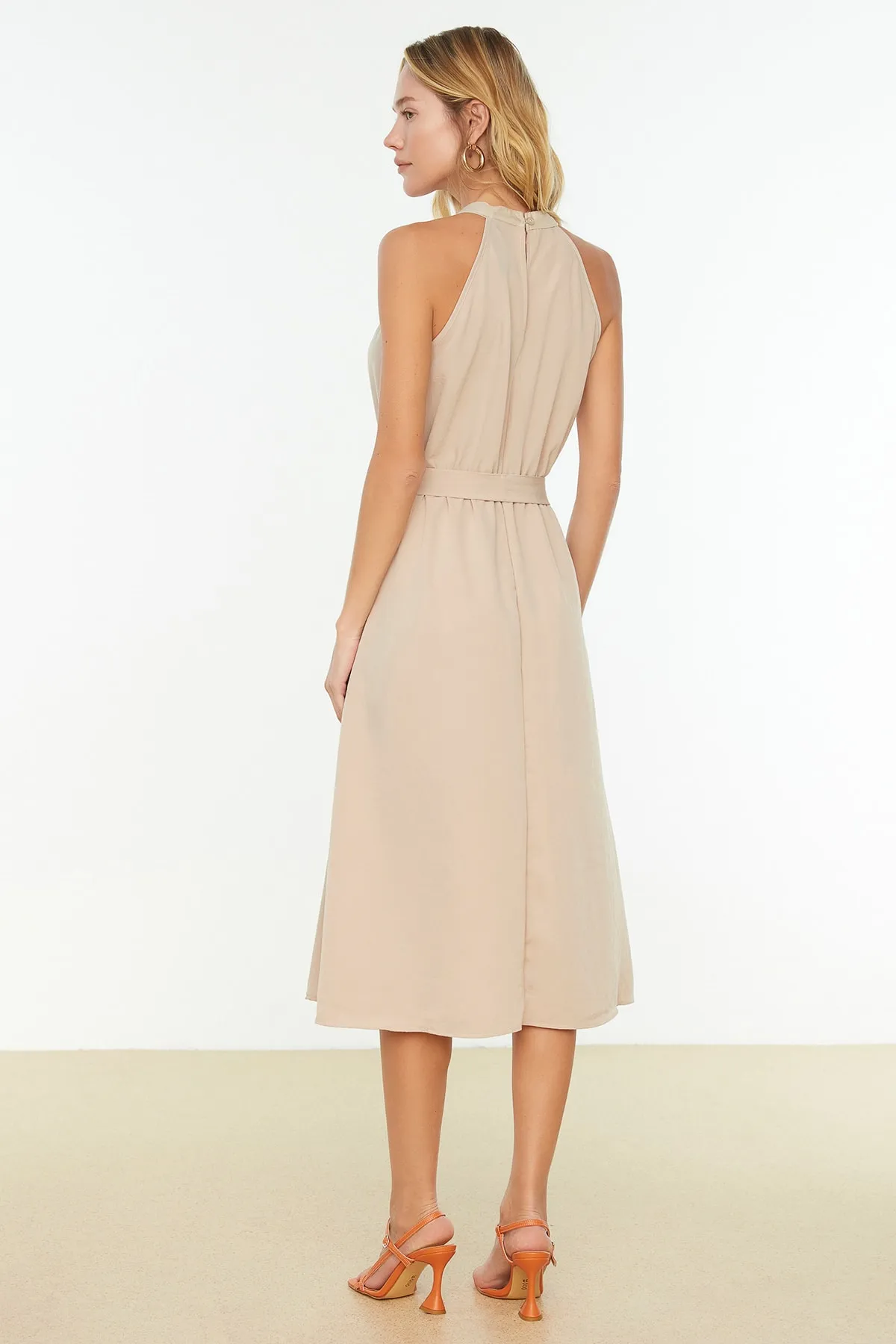 Trendyol Collection  A-Linien-Midikleid aus viskosem Webstoff mit Juwelenbesatz und Neckholder und Gürtel TWOSS19EL0155