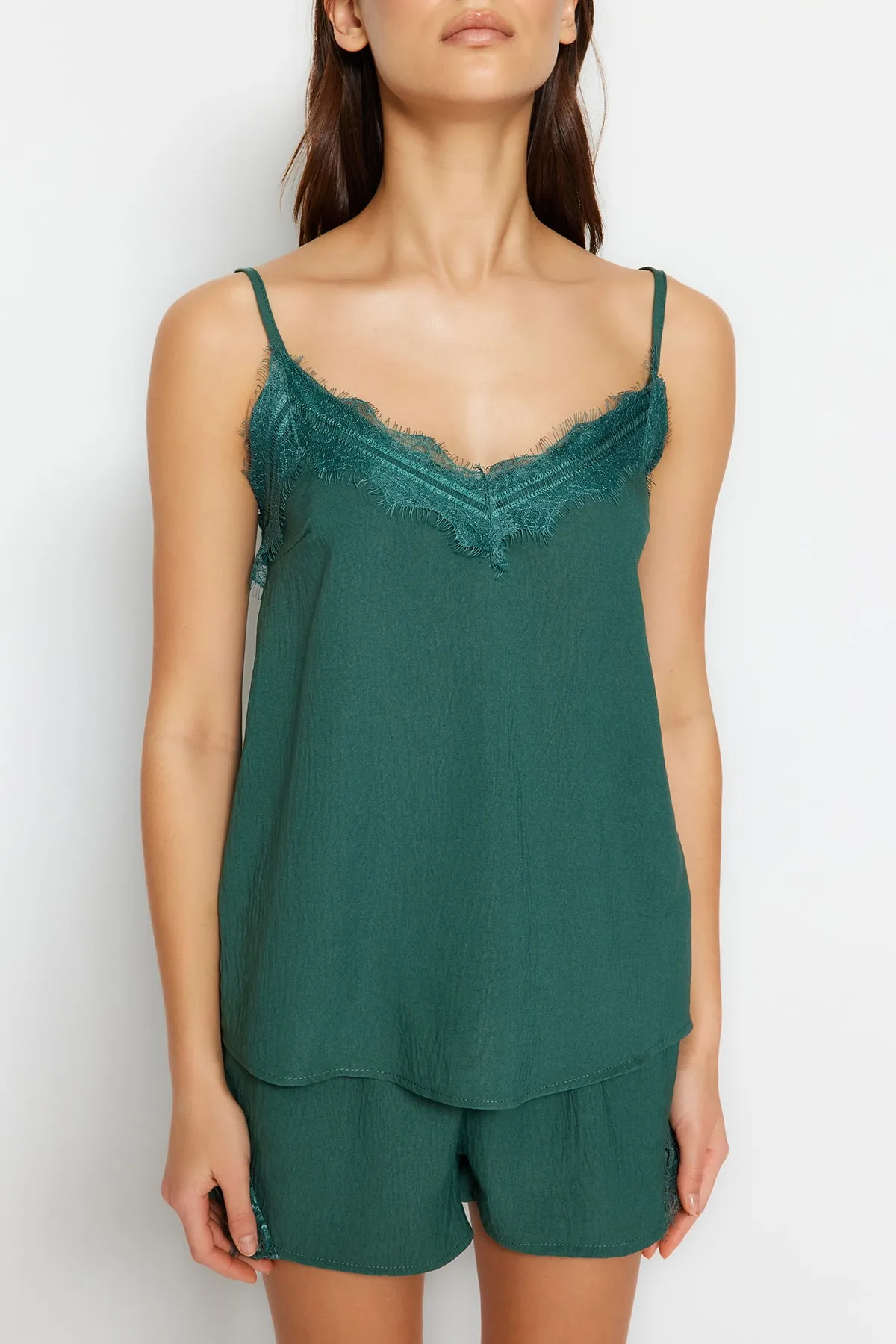 Trendyol Collection  Grünes Pyjama-Set aus Viskosegewebe mit gerüschten Seilträgern THMSS20PT0290