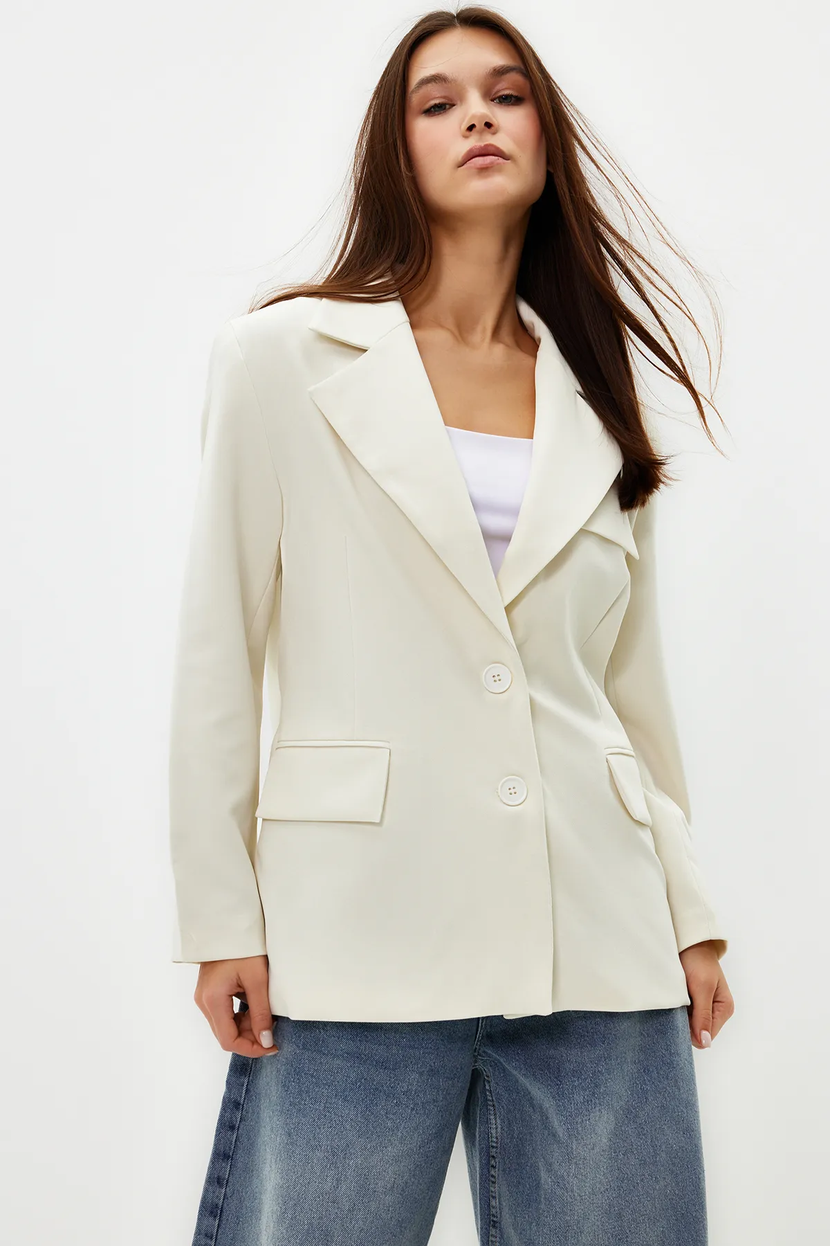 Trendyol Collection  Weiße, übergroße, gefütterte, gewebte Blazerjacke TWOSS22CE0077