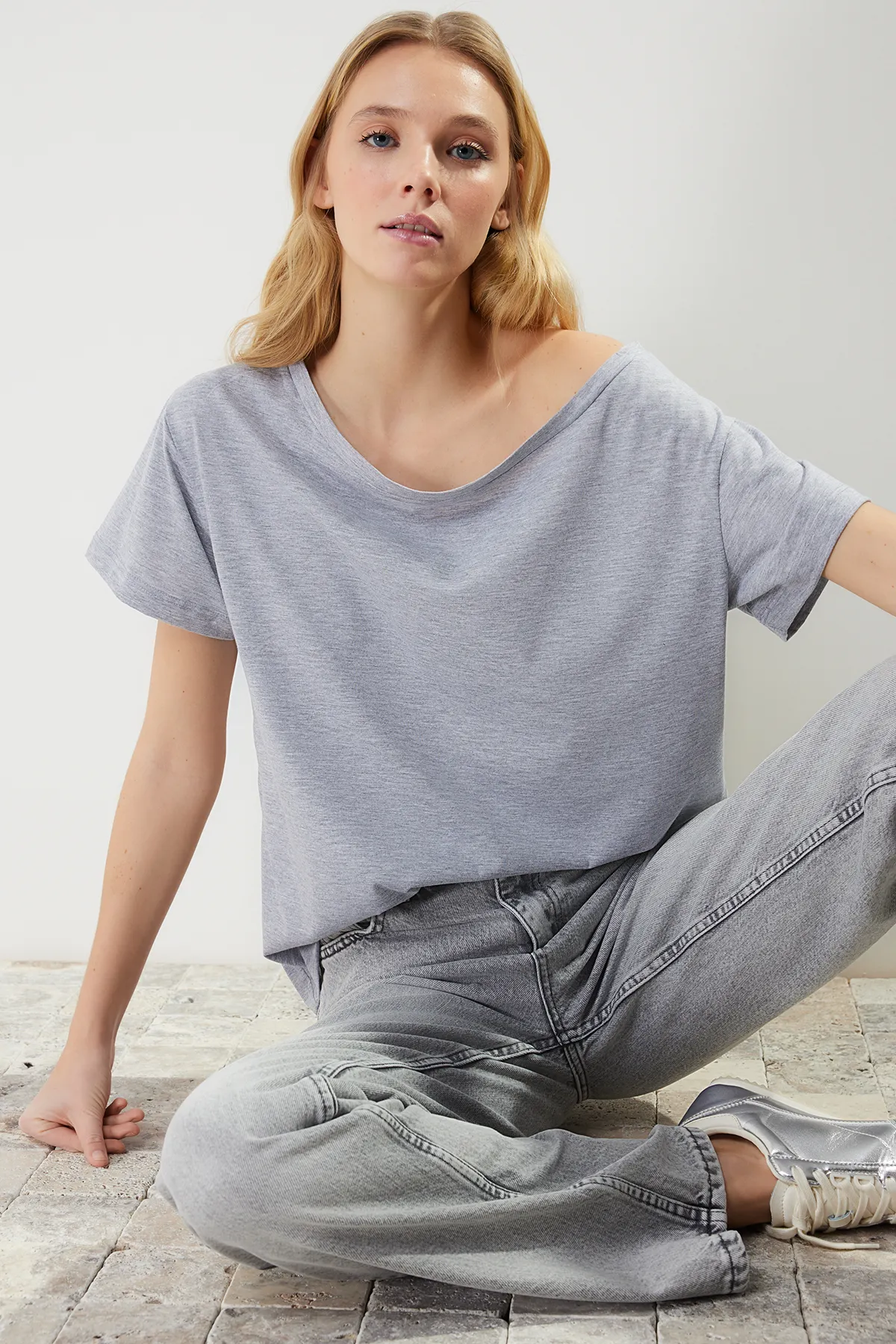 Trendyol Collection  Grau meliertes Boyfriend-Strick-T-Shirt aus Baumwolle mit weitem Schnitt und U-Boot-Ausschnitt TWOSS20TS0140