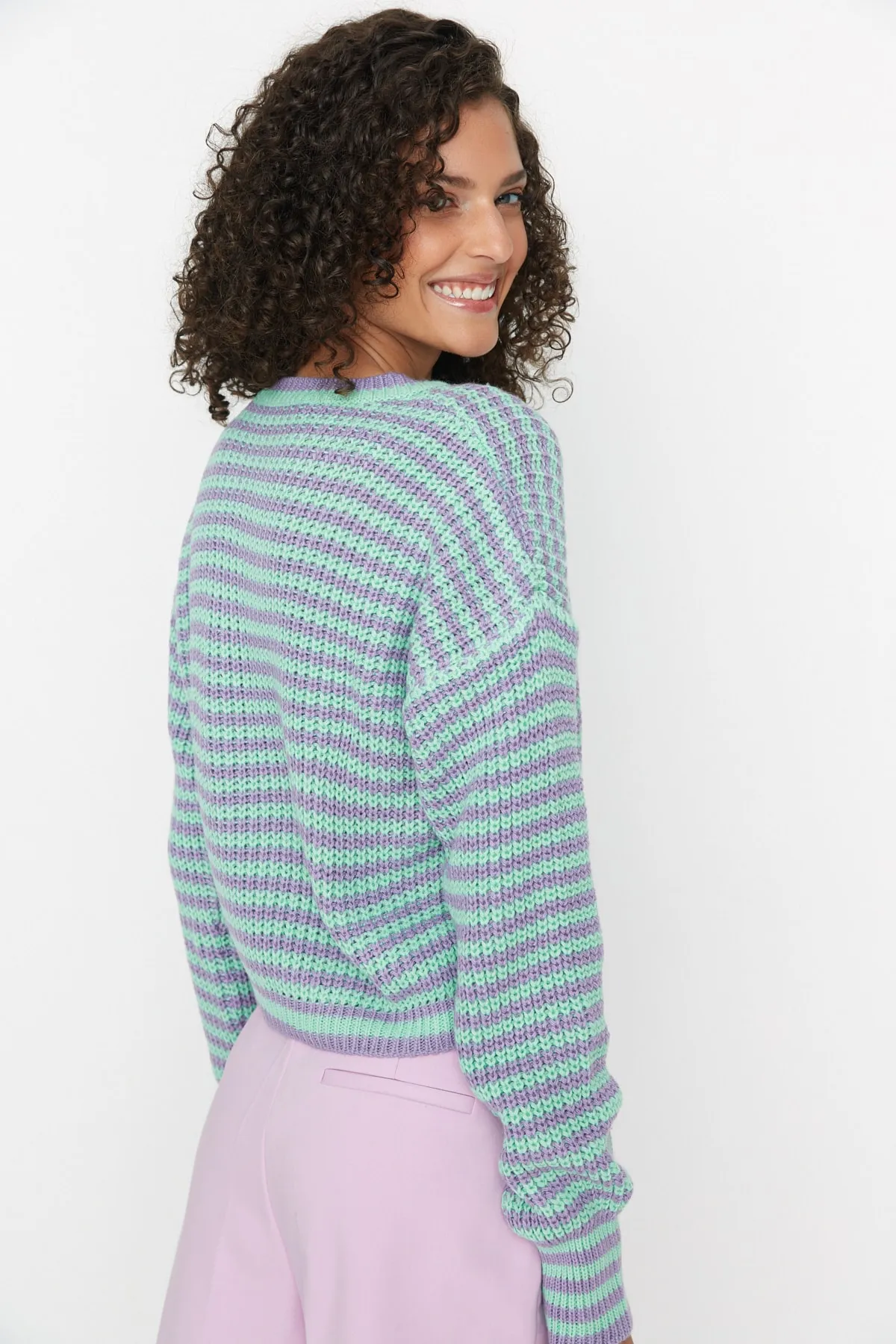 Trendyol Collection  Lila kurzer Strickpullover mit Streifen TWOAW23KZ00412
