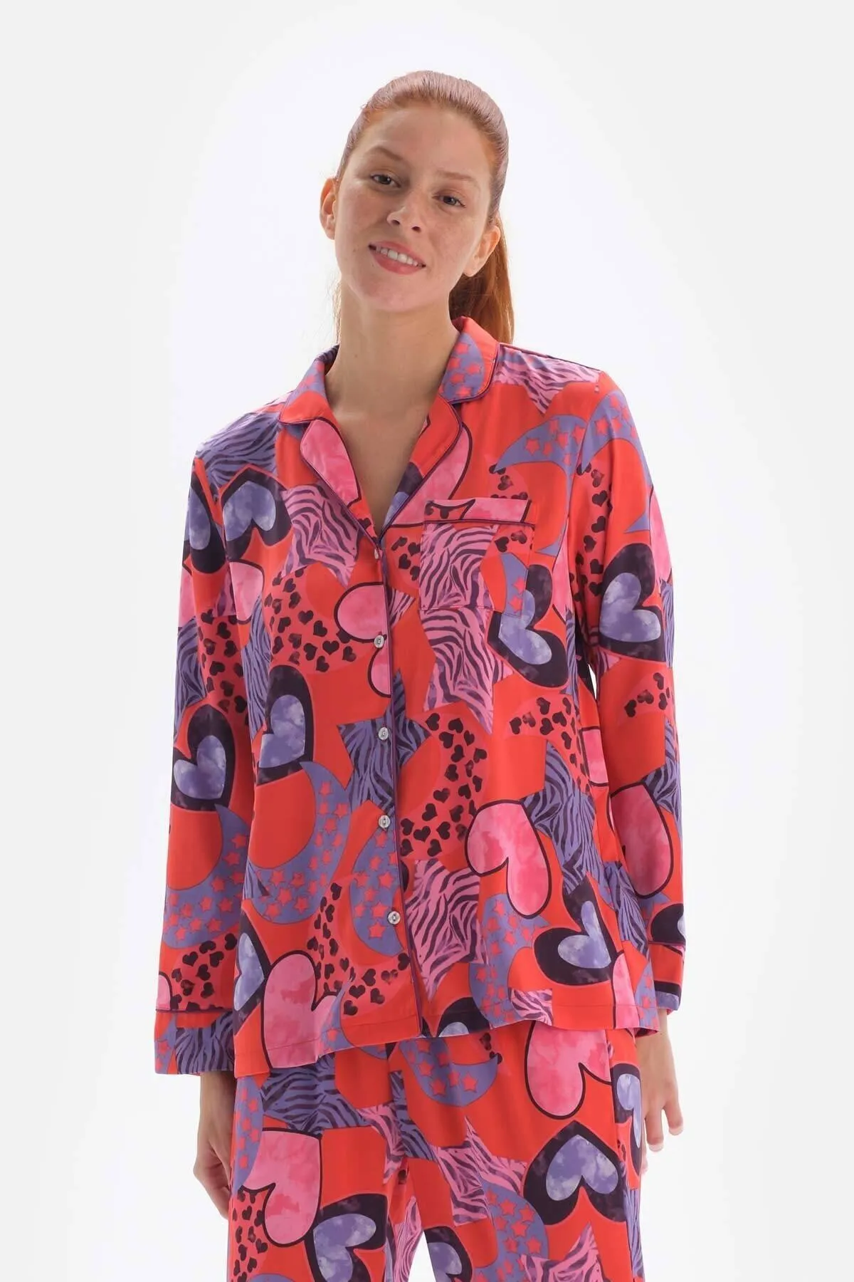 Dagi  Pyjamaoberteil aus Satin mit Hemdkragen und Granatapfelblütenmuster