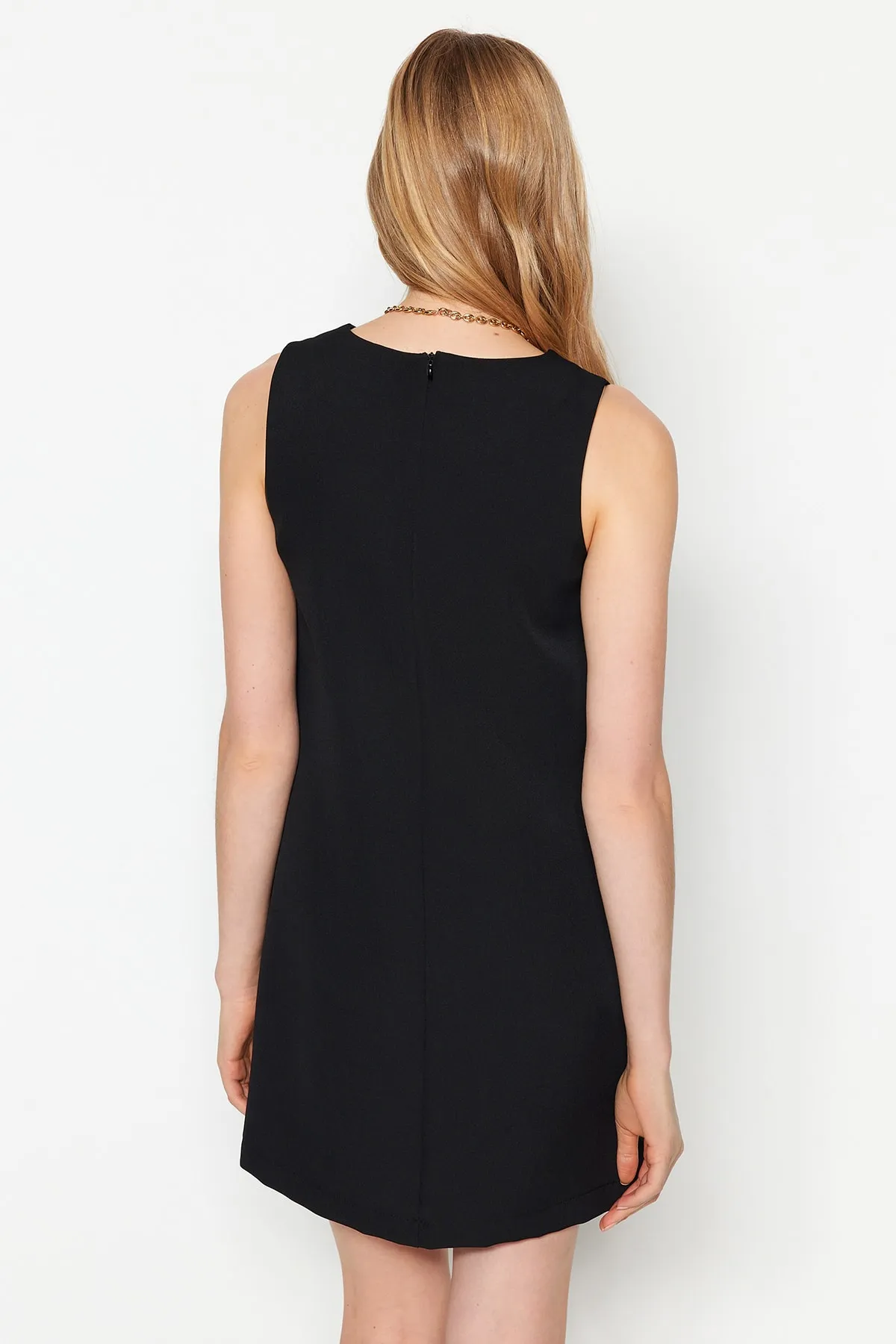 Trendyol Collection  Schwarzes, gerade geschnittenes, ärmelloses Mini-Webkleid mit Rundhalsausschnitt TWOSS19FG0063