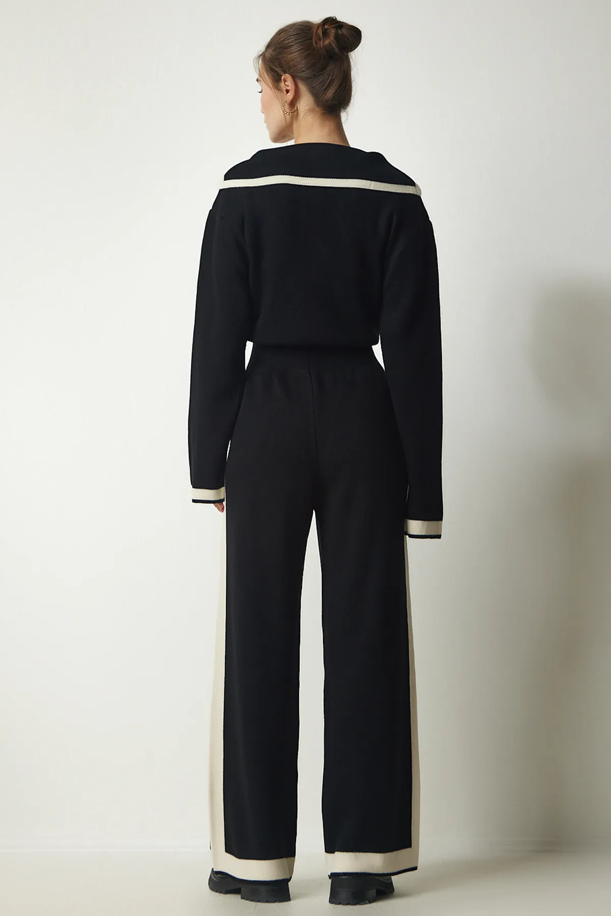 Happiness İstanbul  Schwarzes Strickwaren-Set mit gestreifter Strickjacke und Hose für Damen PF00028