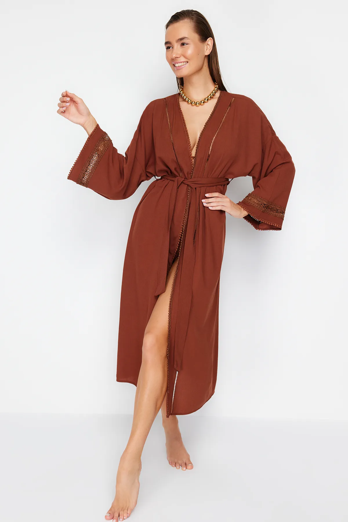 Trendyol Collection  Brauner Midi-Kimono und Kaftan aus 100 % Baumwolle mit Gürtel und Streifen-Accessoires TBESS21KM0008