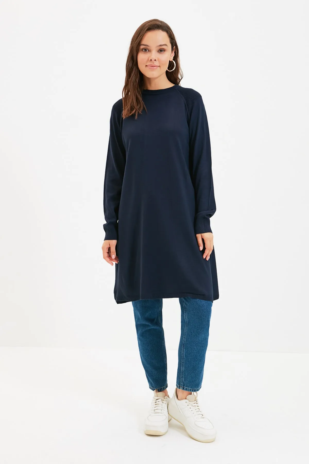 Trendyol Modest  Marineblauer langer Tiko-Pullover mit Rundhalsausschnitt TCTAW22AK0132