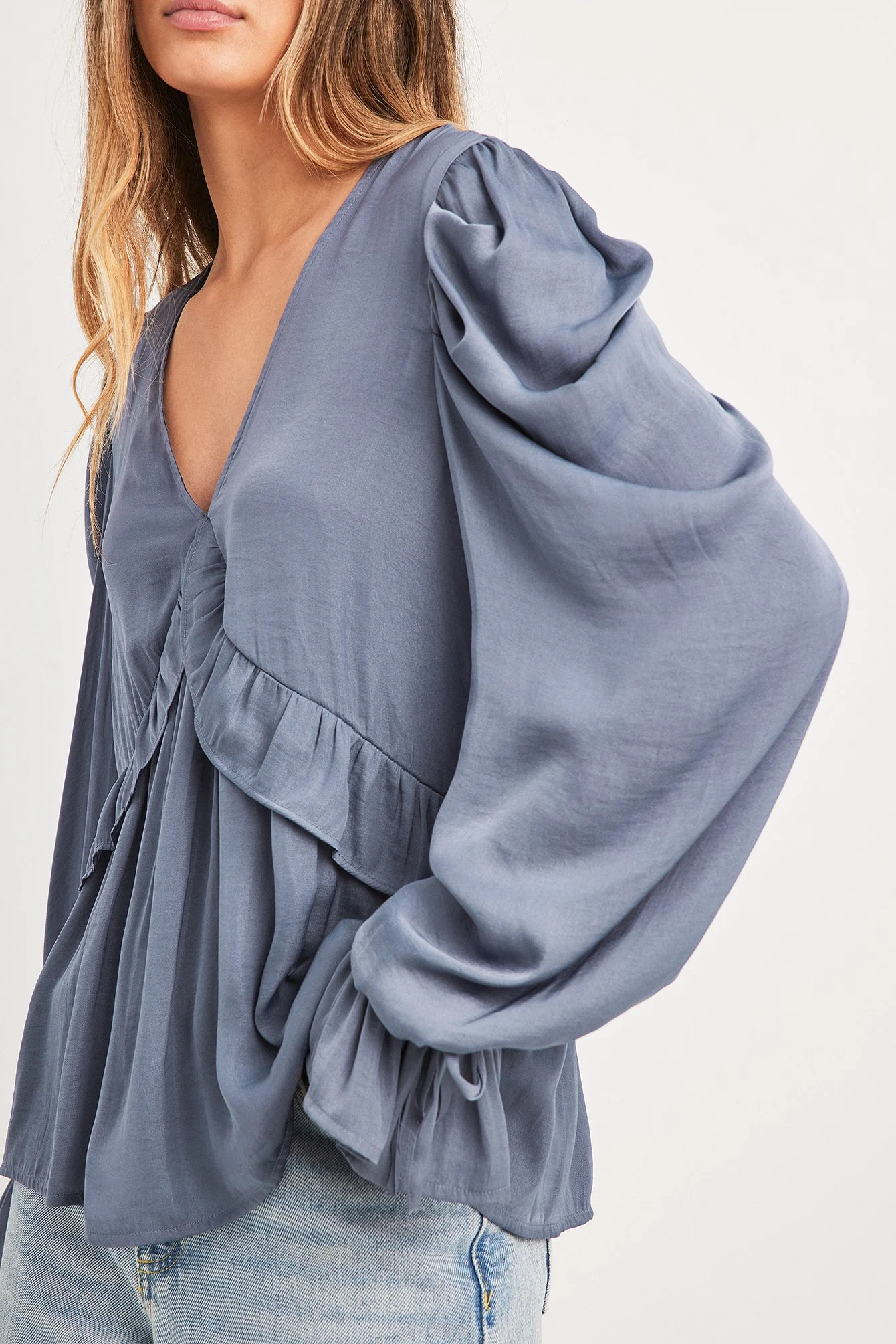 Strukturierte Bluse mit Rüschendetail und gebundenen Ärmeln