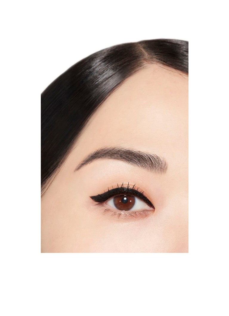 CHANEL NESTEMÄINEN EYELINER PITKÄKESTOISEEN JA INTENSIIVISEEN TULOKSEEN