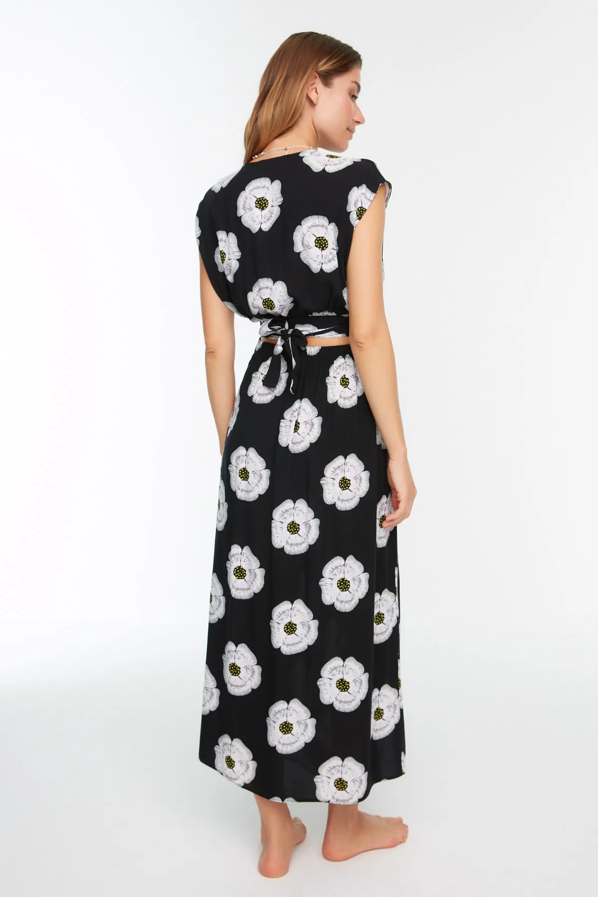 Trendyol Collection  Set aus Oberteil und Unterteil mit floralem Muster und Schlitz TBESS22AU0103