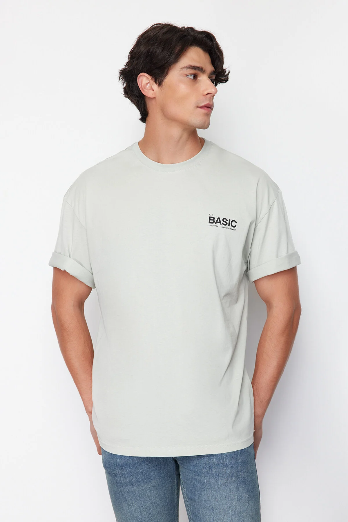 Trendyol Collection  Graues übergroßes Strick-T-Shirt mit Rundhalsausschnitt und Slogan TMNSS23TS00263