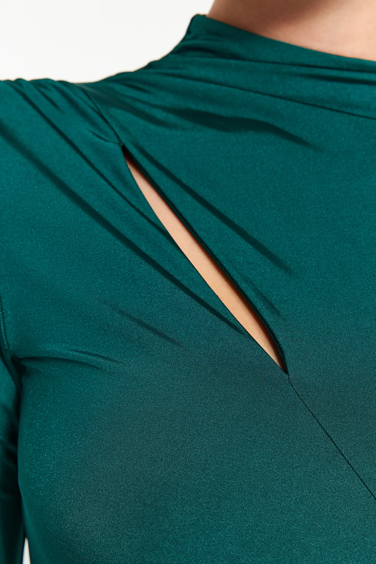 Trendyol Collection  Smaragdgrünes, figurbetontes Strickkleid mit Fenster-/Ausschnittdetail TPRAW24EL00143