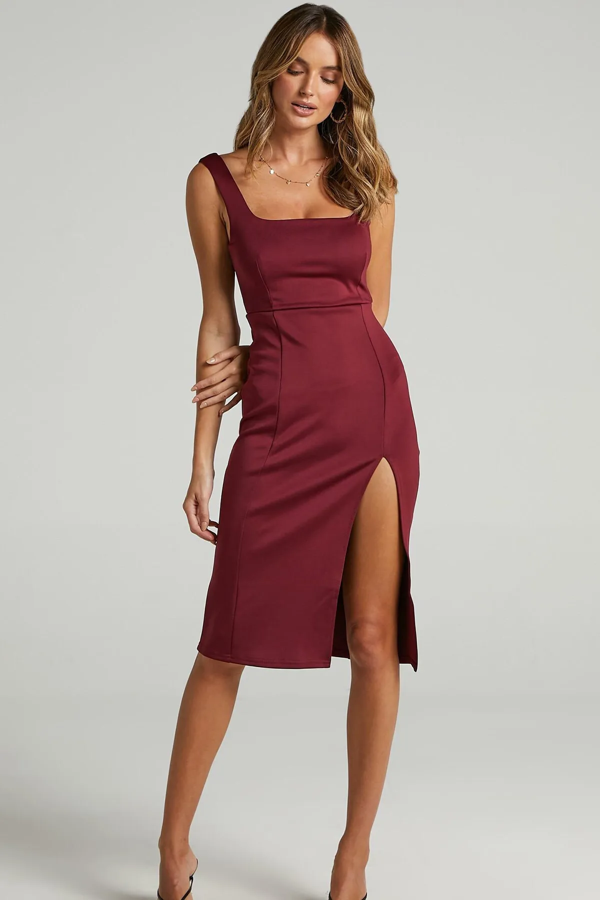 Madmext  Burgunderfarbenes, detailliertes Midikleid mit Trägerschlitz