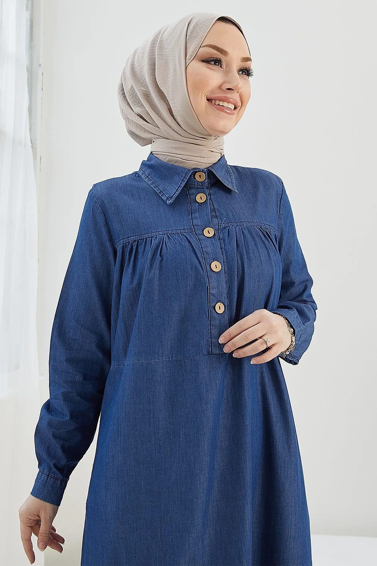 InStyle  Mandes Lockeres Jeanskleid mit Robe und Rüschen – Blau