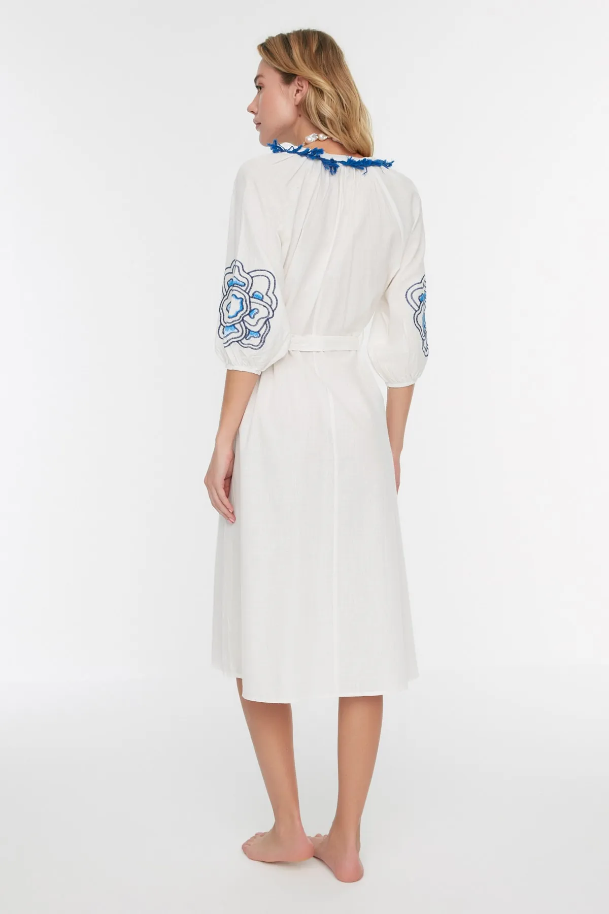 Trendyol Collection  Weißes Midi-Strandkleid aus 100 % Baumwolle mit gewebten Quasten TBESS21EL4003
