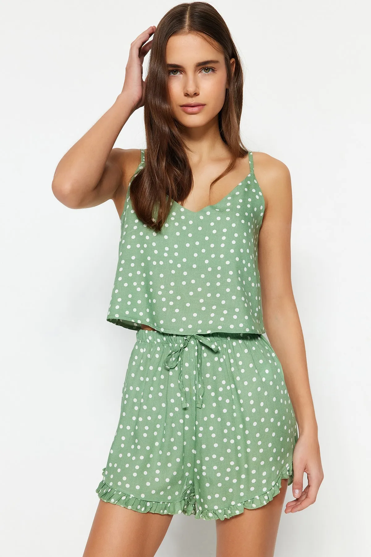 Trendyol Collection  Mintgrünes Pyjama-Set aus Viskosegewebe mit Tupfen, Rüschendetail und Seilträgern THMSS21PT0742