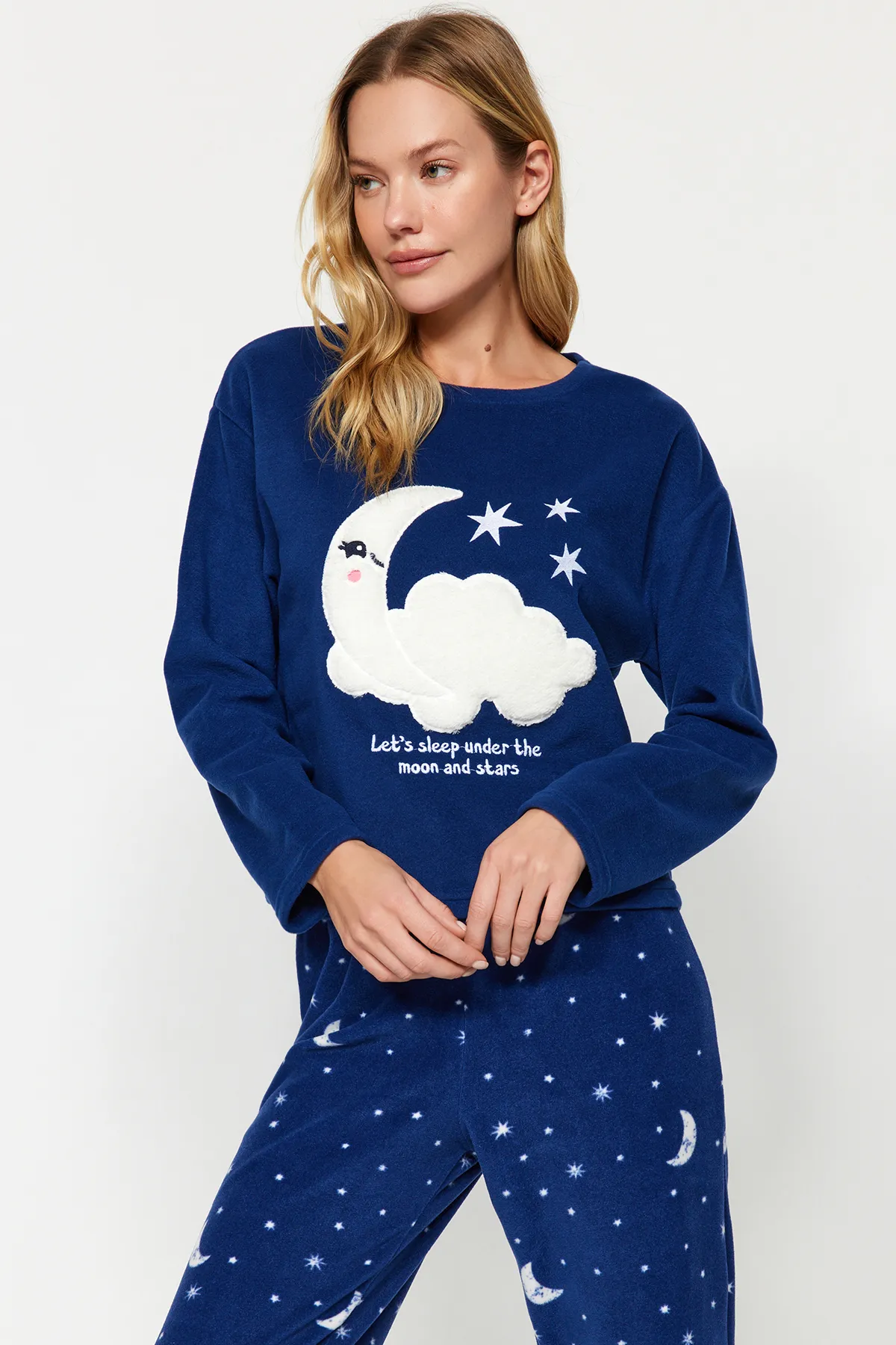Trendyol Collection  Marineblaues Pyjama-Set aus Fleece mit T-Shirt und Hose und Galaxie-Muster THMAW24PT00027