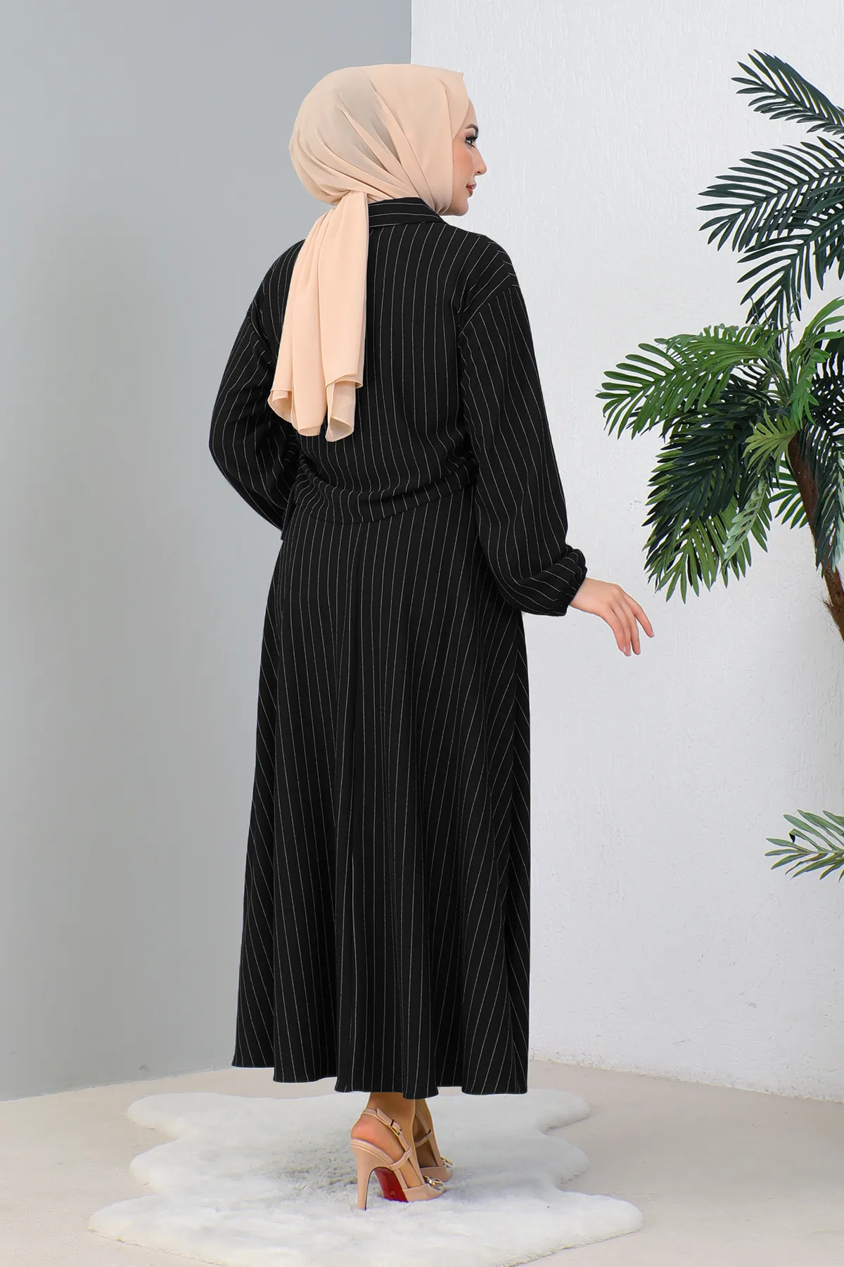 MODAQU  Schwarzes Set aus Hemd und Rock – seitlich gerafft