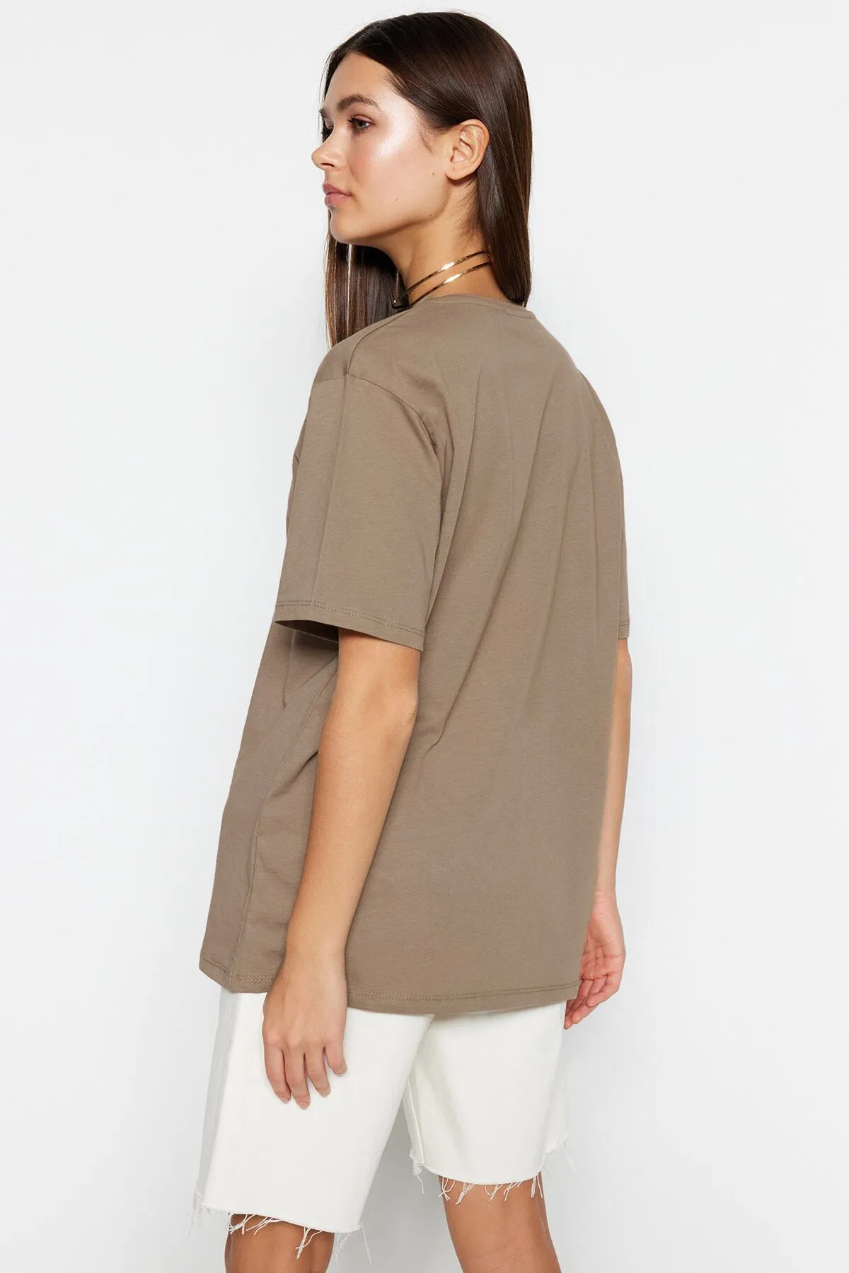 Trendyol Collection  Nerzfarbenes, 100 % Baumwolle, Oversize/weite Passform, V-Ausschnitt, Strick-T-Shirt TWOSS23TS00003