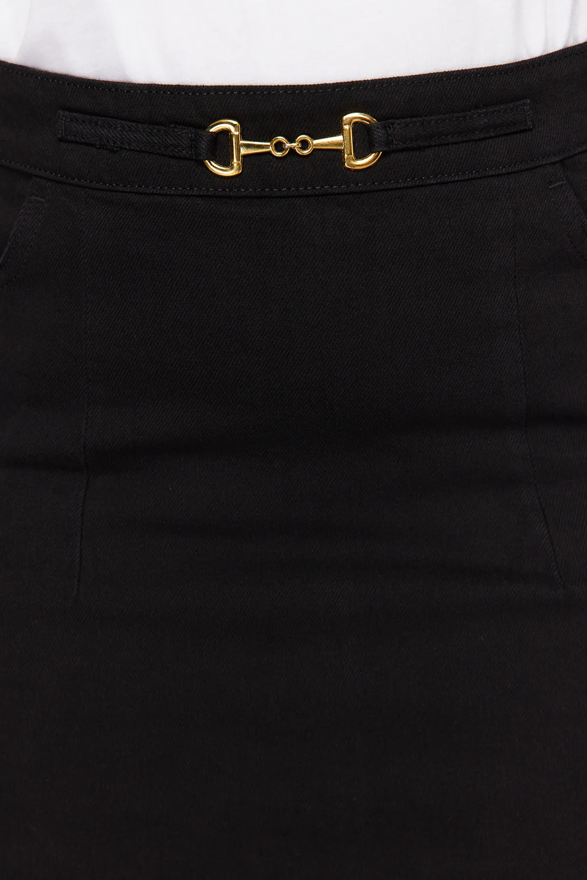 Trendyol Curve  Schwarzer Jeansrock mit Accessoire-Details TBBAW24AZ00012