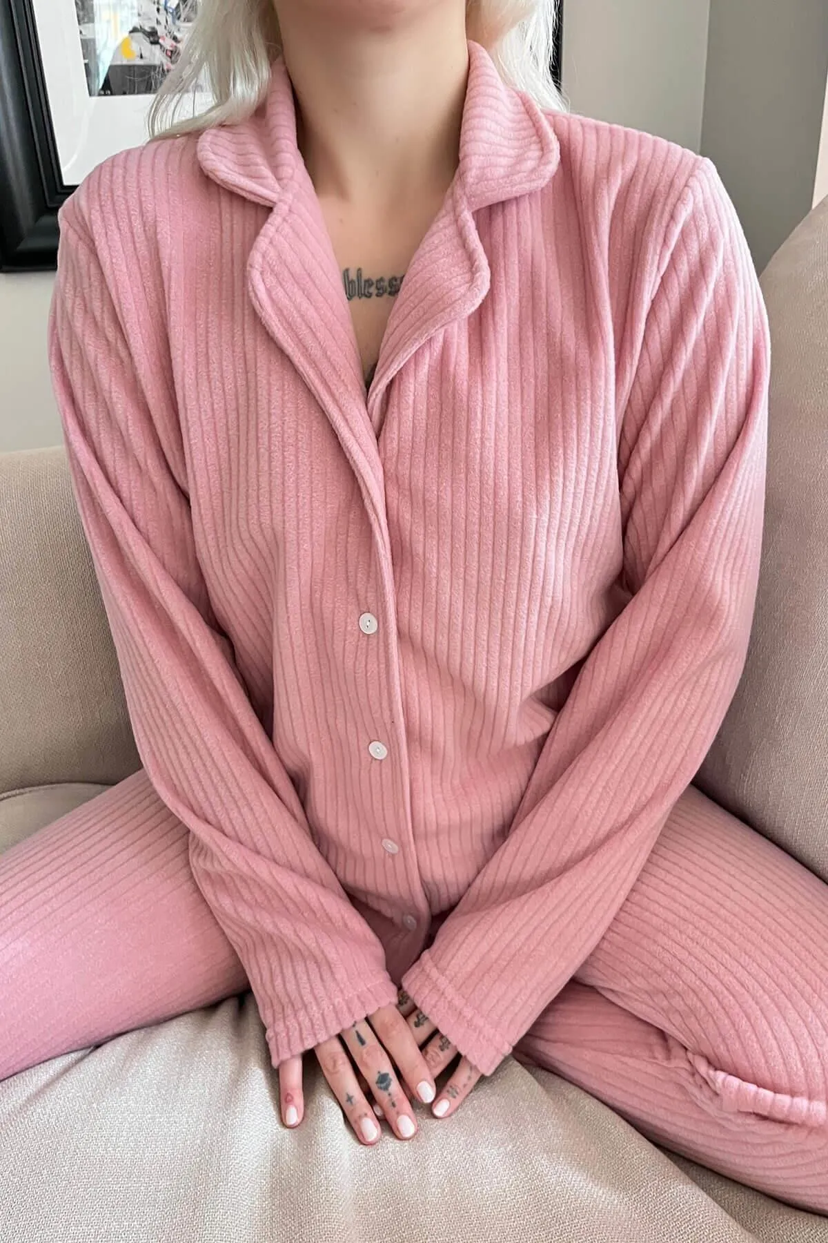 Pijamaevi  Rosafarbenes, einfarbiges Pyjama-Set aus Plüsch-Fleece mit Knöpfen vorne