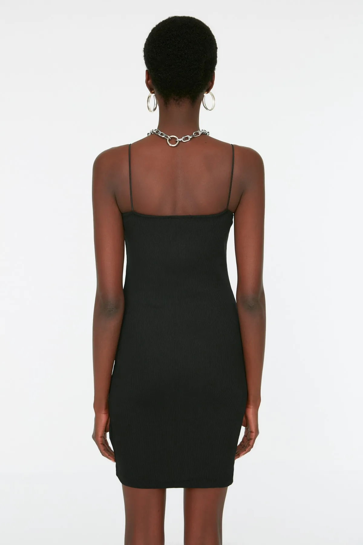 Trendyol Collection  Schwarzes, figurbetontes Mini-Bleistiftkleid aus Stretch-Strick mit quadratischem Ausschnitt und Spaghettiträgern TWOSS21EL2327