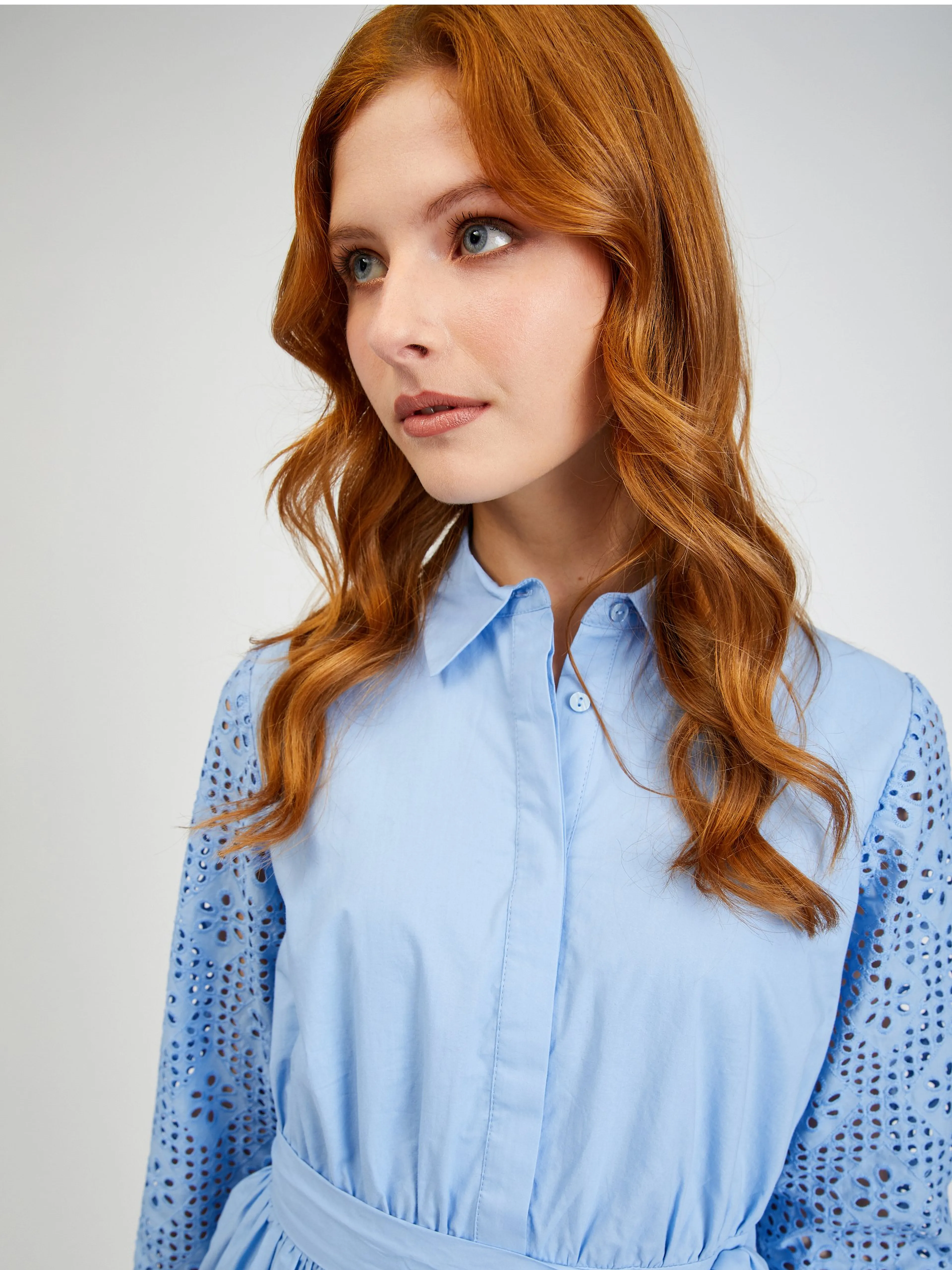 Blaues perforiertes Damenhemdkleid mit Krawatte ORSAY
