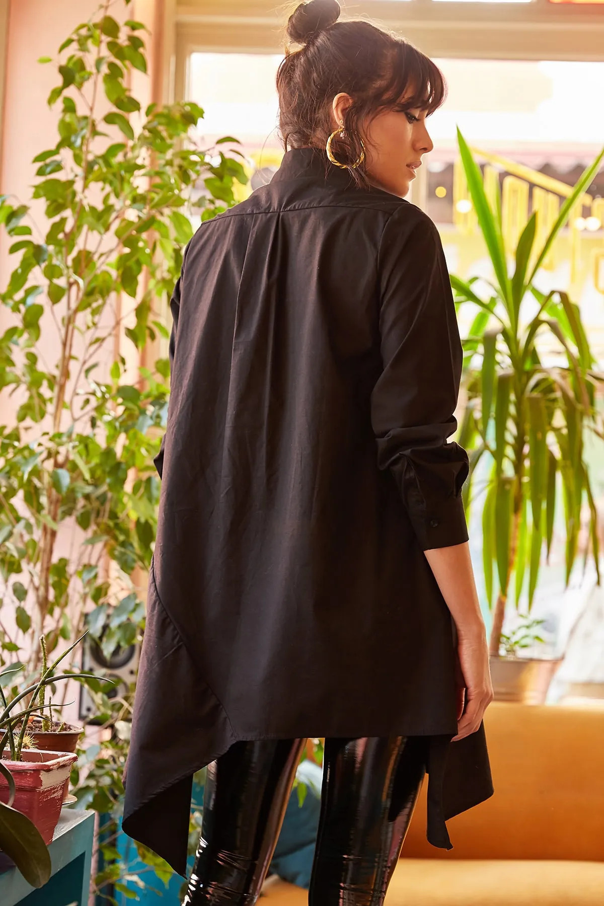Olalook  Schwarze asymmetrische Tunika mit Hemdkragen für Damen TNK-19000034