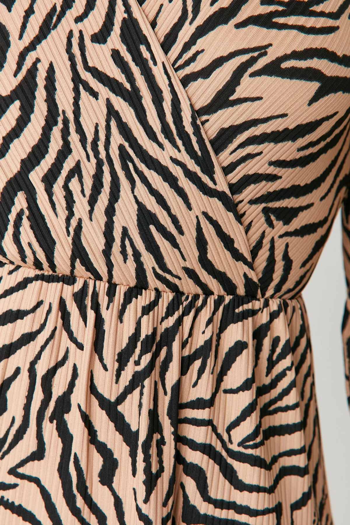 Trendyol Collection  Braunes Skater-/Zweireiher-Mini-Stretch-Strickkleid mit Zebramuster TWOAW22EL0104