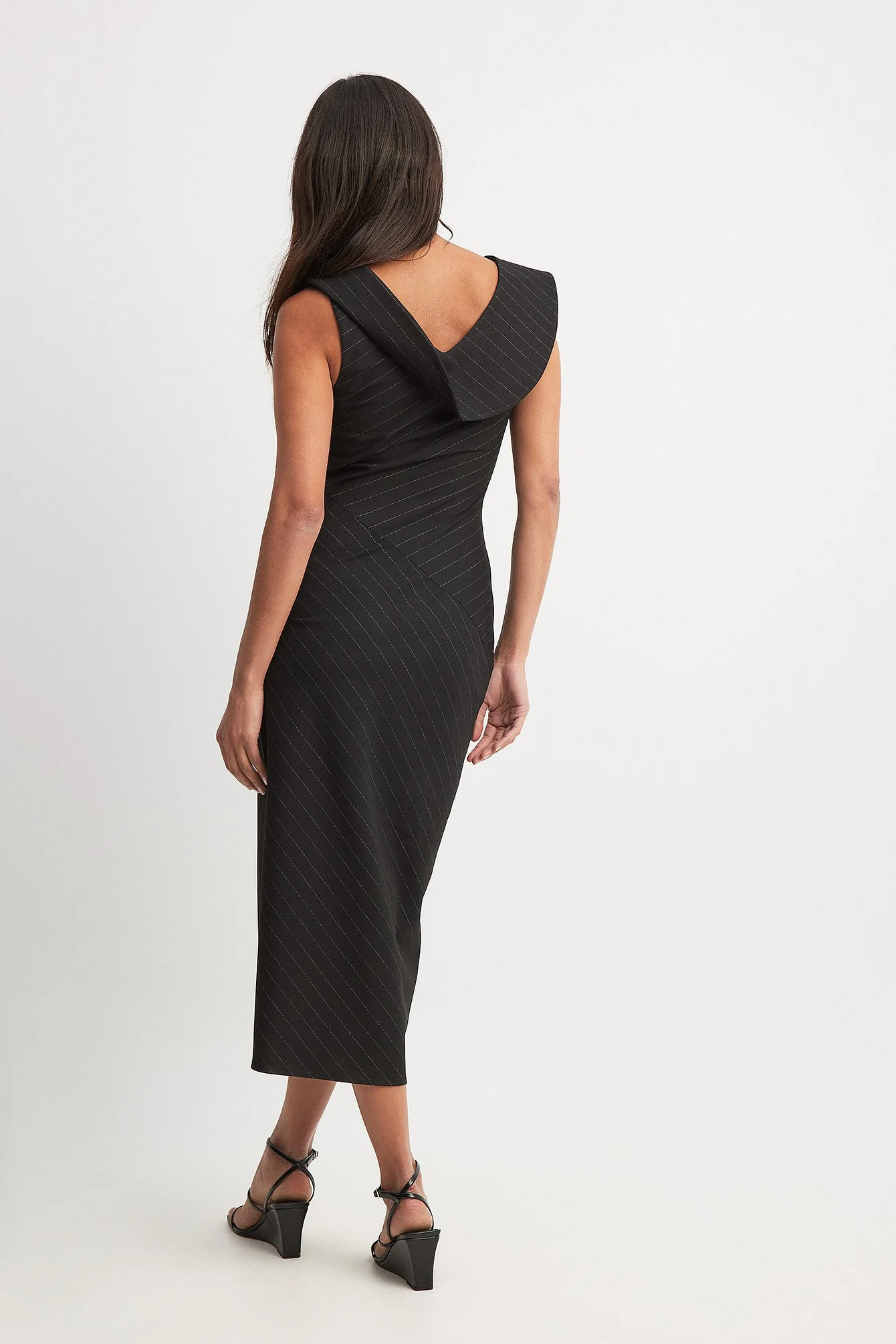Midikleid mit Nadelstreifen und Schlitzdetail