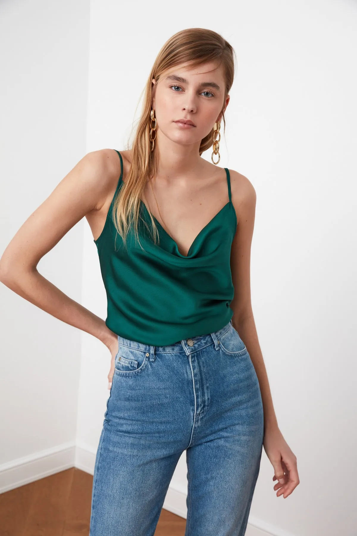 Trendyol Collection  Smaragdgrüne Satin-Webbluse mit Riemchenkragen TWOSS19BB0161
