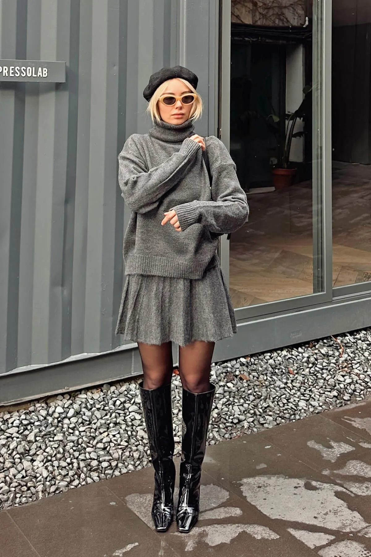 Swist  Geräuchertes Rollkragenpullover-Plisel-Rock-Set aus Strickoberteil und -unterteil für Damen