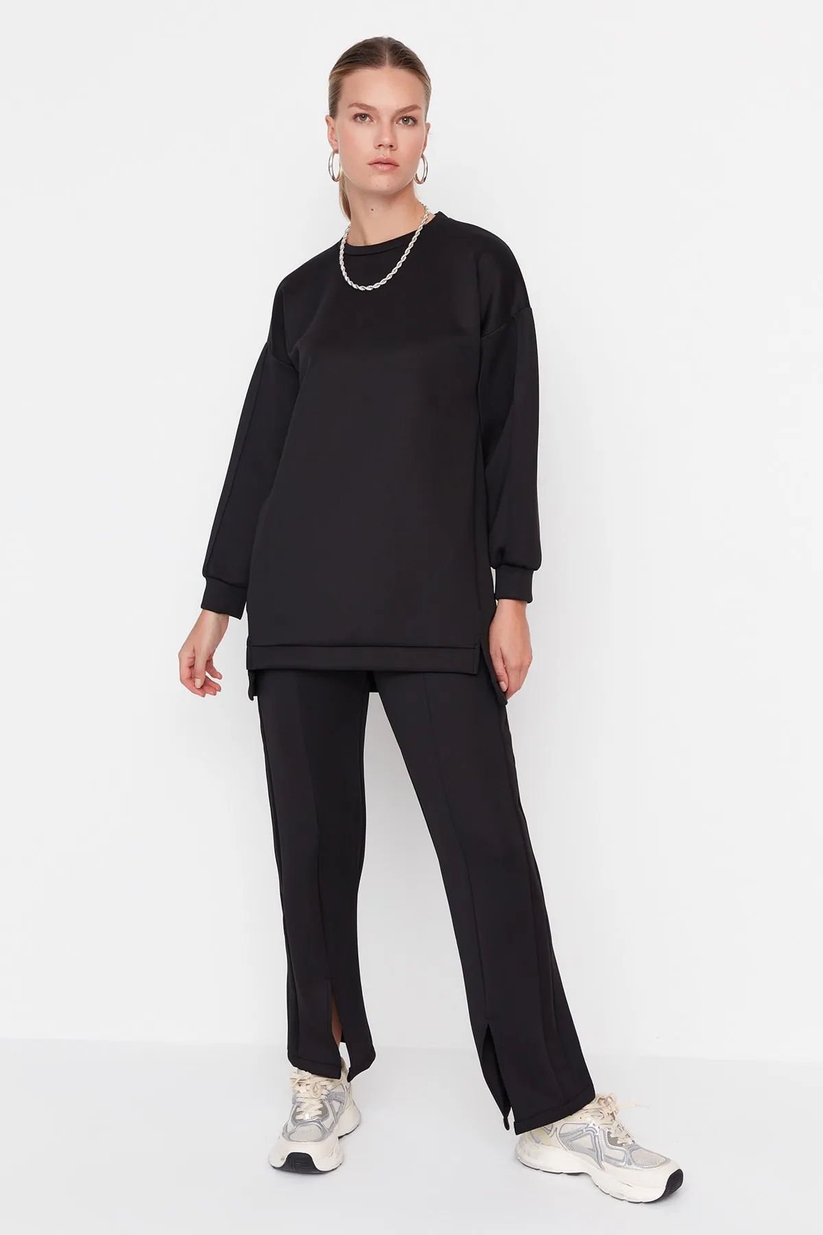 Trendyol Modest  Schwarzes Set aus Oberteil und Unterteil aus Scuba-Tunika und -Hose mit Schlitzdetail TCTAW23US00201