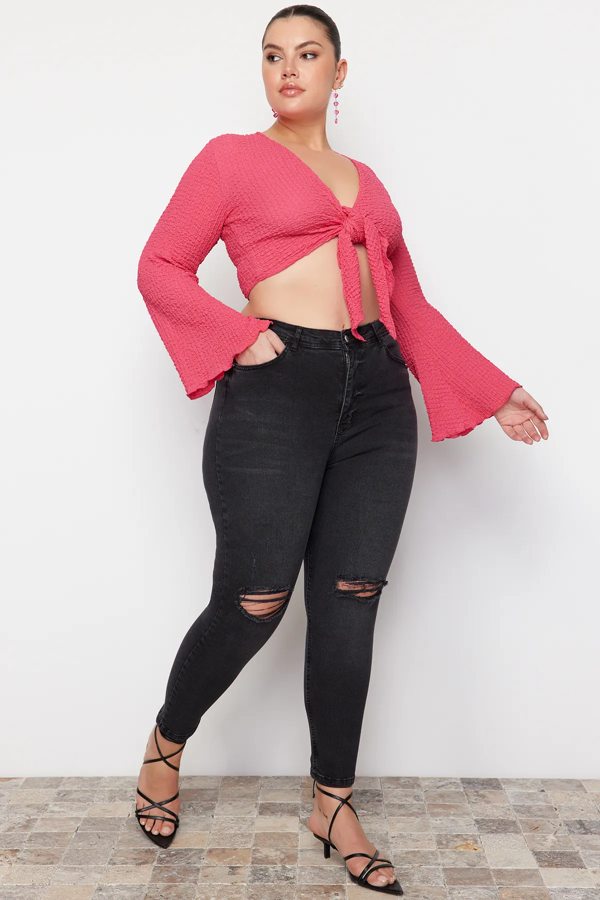 Trendyol Curve  Schwarze, dehnbare Skinny-Jeans mit hoher Taille und Destroy-Details TBBSS23CJ00014